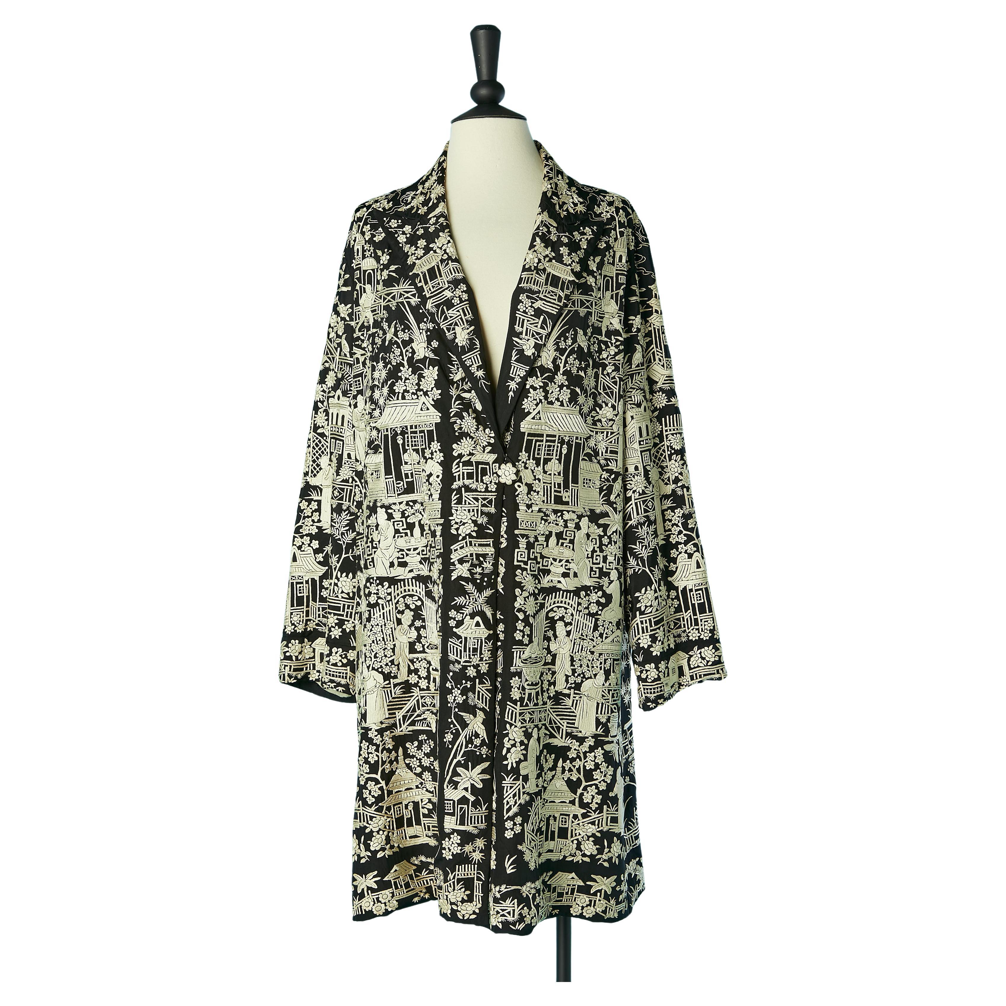 Evening coat with off-white silk embroideries chinese inspiration Circa 1925's For Sale