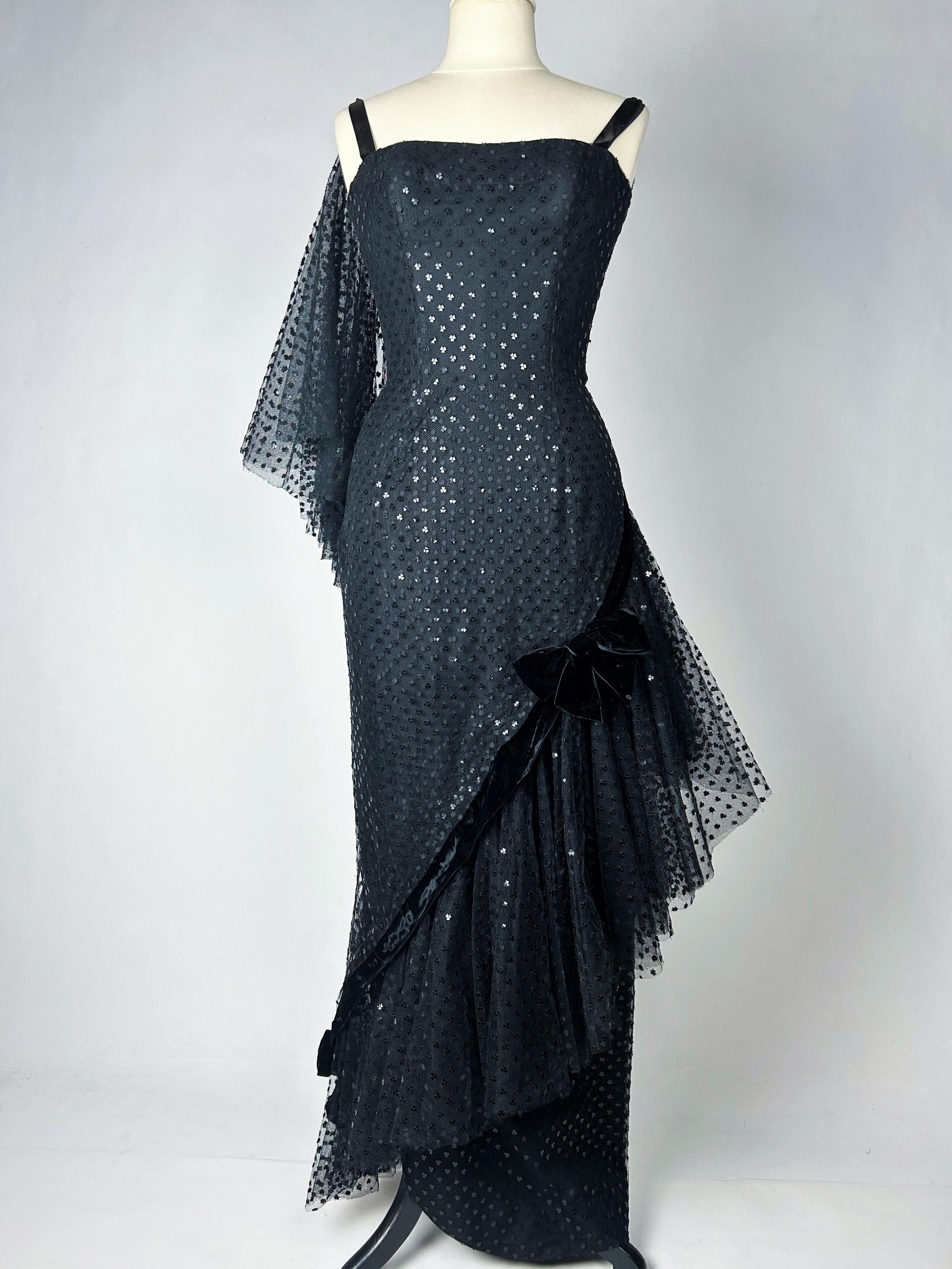Robe de soirée Couture de Jean Dessès en tulle brodé noir - France C. 1960 en vente 1