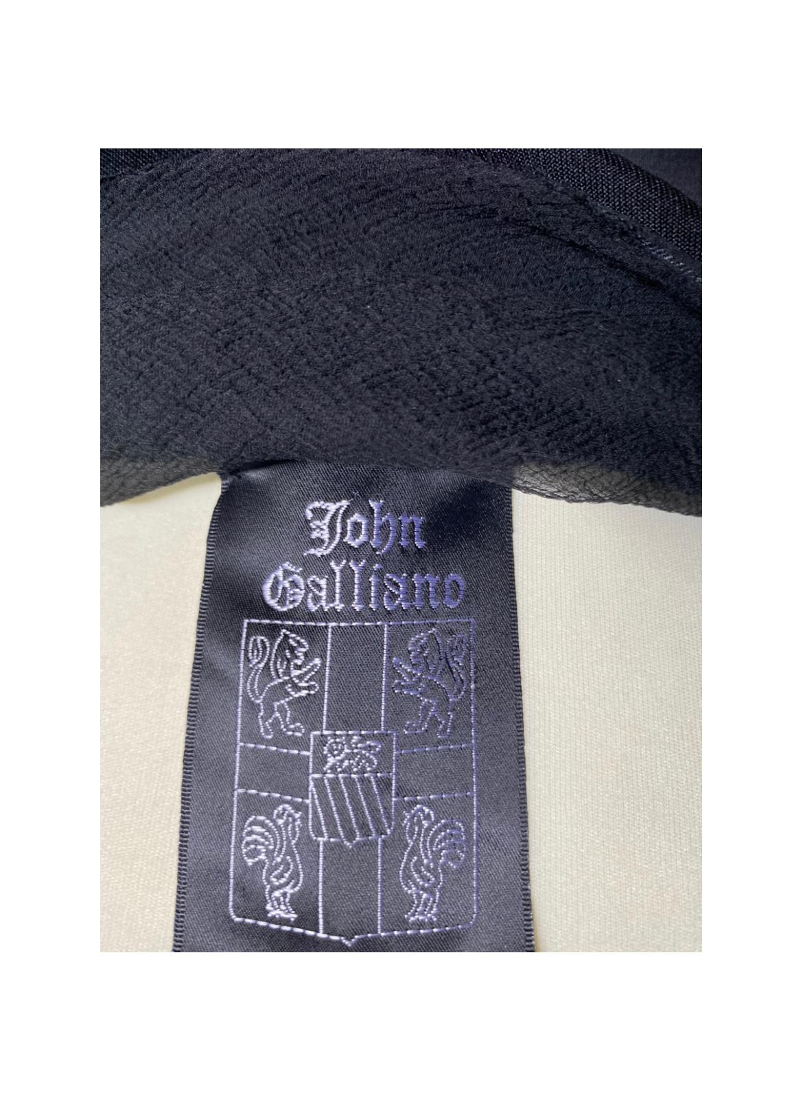 Robe de soirée de John Galliano. Fashion Show 1994, également exposé au Met Museum. En soie, stretch noir, avec différentes bretelles.
 Taille indiquée 38 italien. Épaules 32 cm, taille 30 cm, poitrine 32 cm, longueur du haut 140 cm.
En très bon