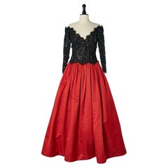 Vestido de noche de guipur negro con cuentas y satén rojo Scaasi Boutique para Saks 