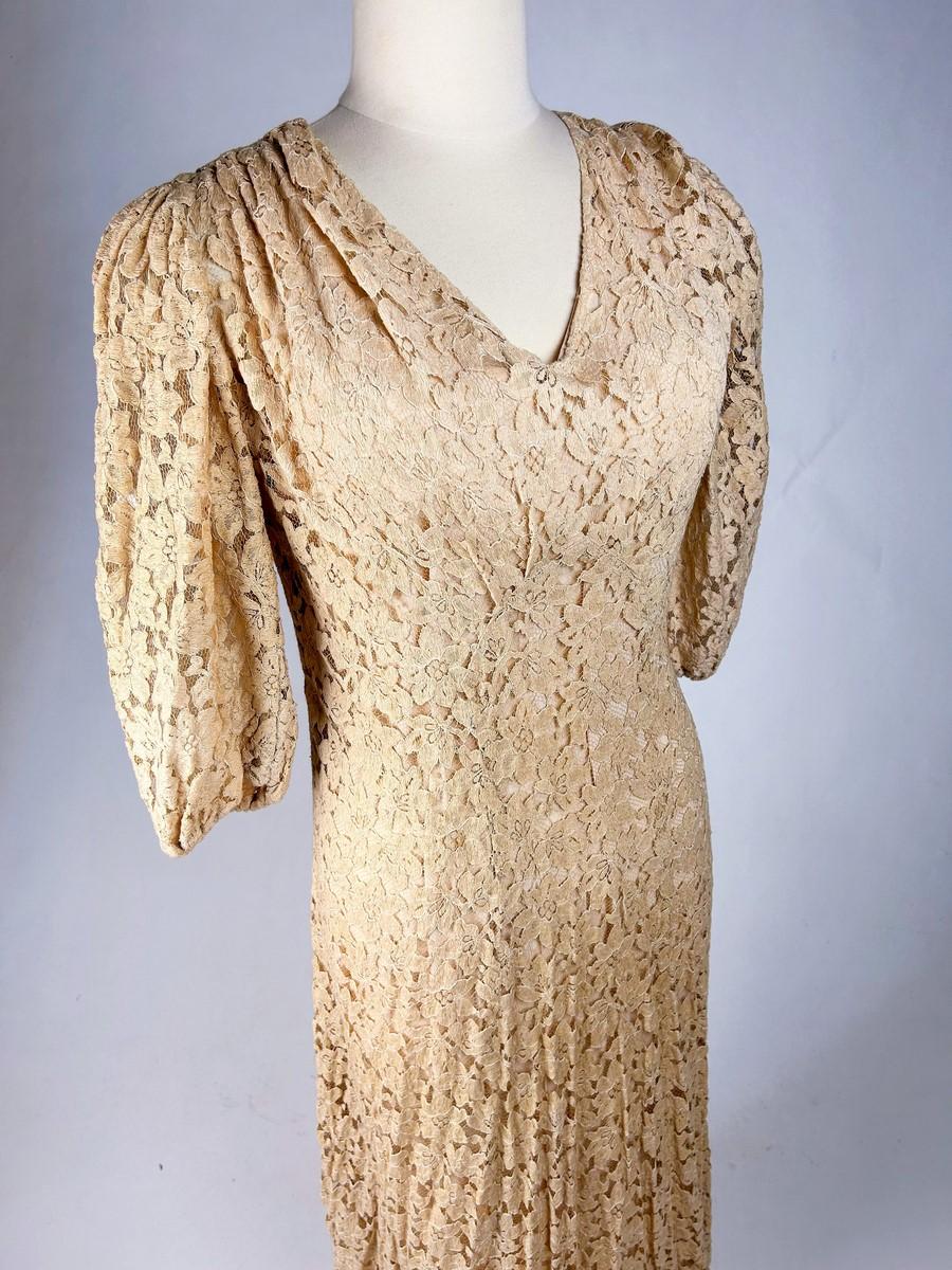 Evening dress in Caudry lace - France or Europe Circa 1935-1942 For Sale 6