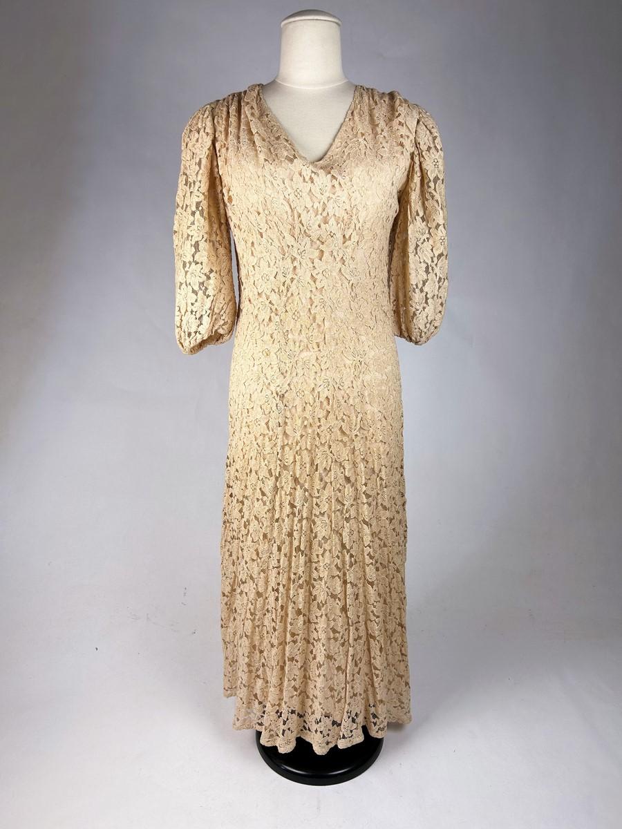 Evening dress in Caudry lace - France or Europe Circa 1935-1942 For Sale 9