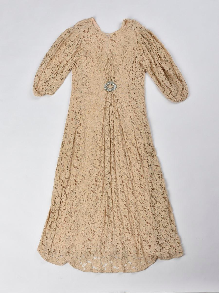 Evening dress in Caudry lace - France or Europe Circa 1935-1942 For Sale 11