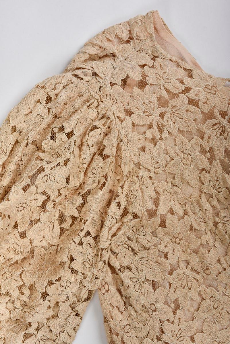 Evening dress in Caudry lace - France or Europe Circa 1935-1942 For Sale 12