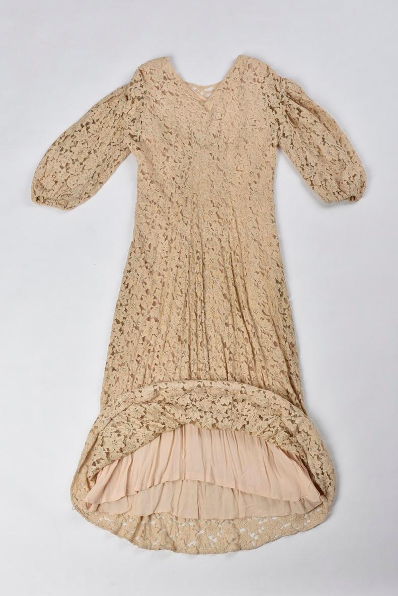 Evening dress in Caudry lace - France or Europe Circa 1935-1942 For Sale 13