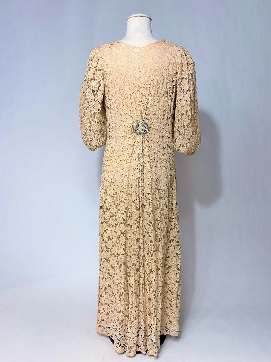Evening dress in Caudry lace - France or Europe Circa 1935-1942 In Good Condition For Sale In Toulon, FR