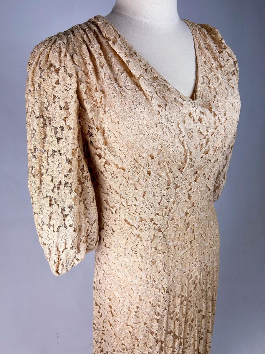 Evening dress in Caudry lace - France or Europe Circa 1935-1942 For Sale 2