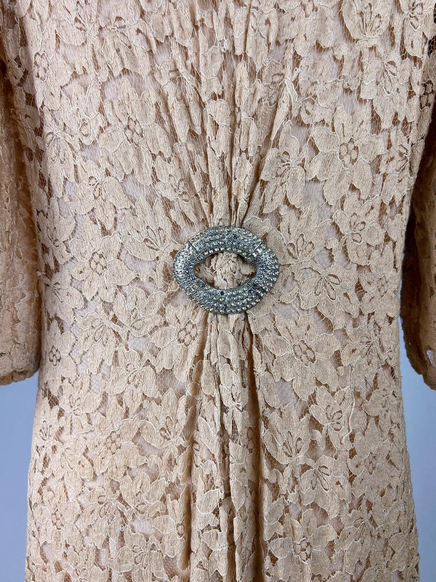 Evening dress in Caudry lace - France or Europe Circa 1935-1942 For Sale 4