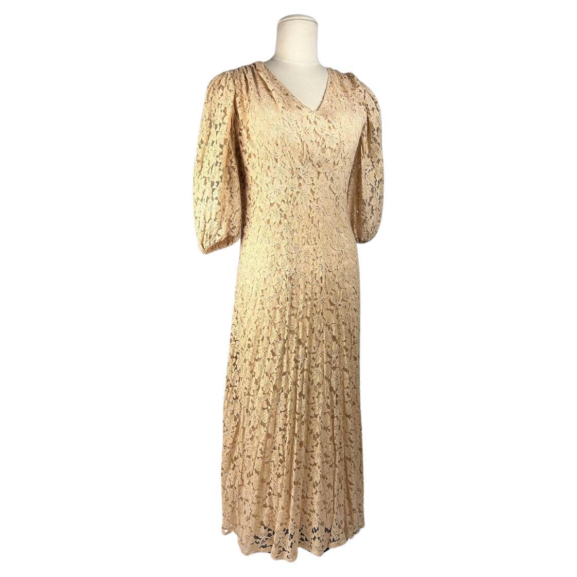 Evening dress in Caudry lace - France or Europe Circa 1935-1942 For Sale