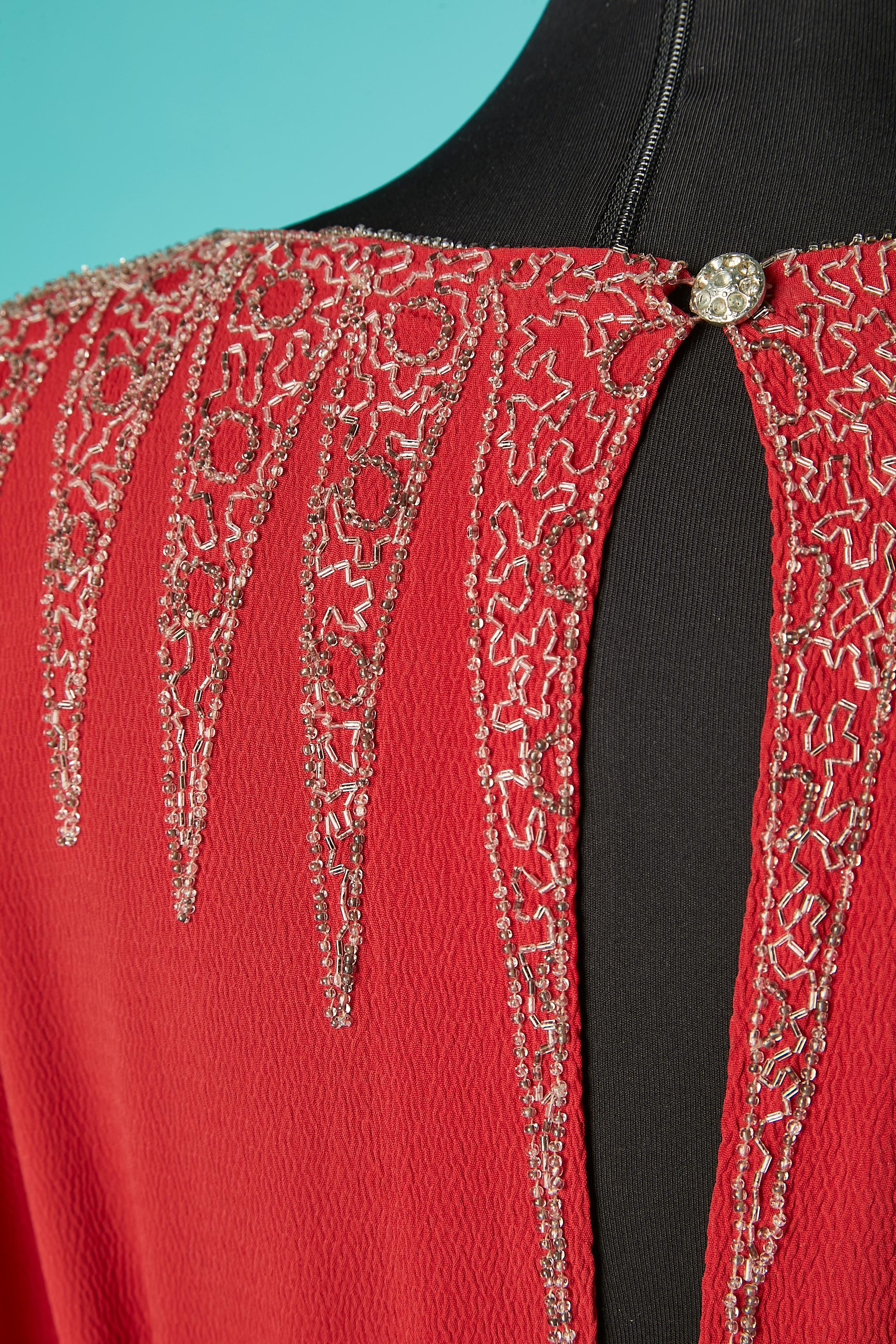 Abendkleid aus rotem Crêpe mit Perlenstickerei am Ausschnitt und Schleifengürtel  Ungefähr 1930er Jahre  im Angebot 1