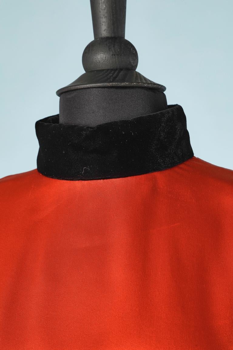 Evening dress in red silk, black velvet & silk. Extra button provide. Waist band in black gros-grain.
SIZE 38/ M 