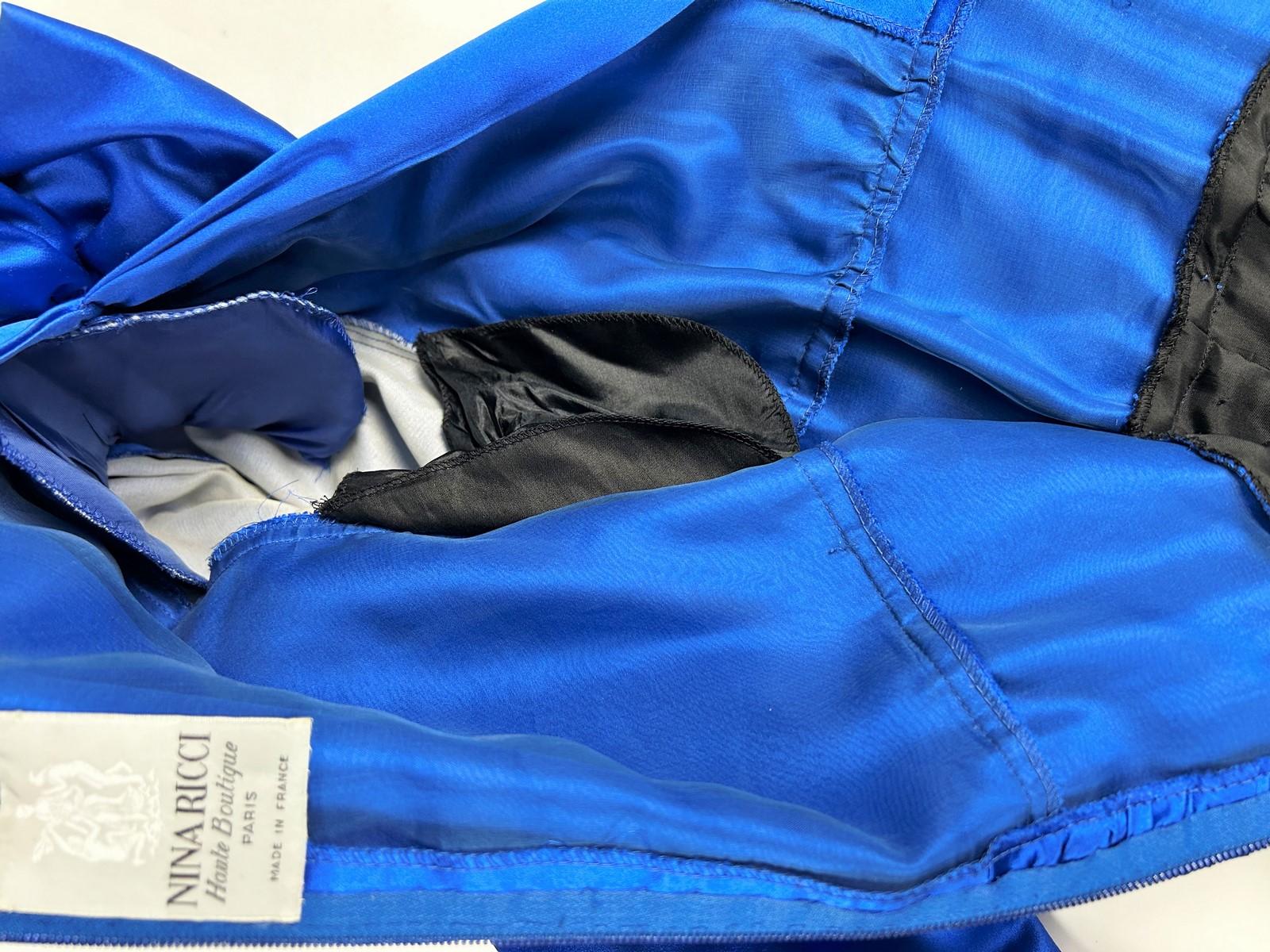 Evening dress in satin and velvet by Gérard Pipart for Nina Ricci - Paris Circa For Sale 10