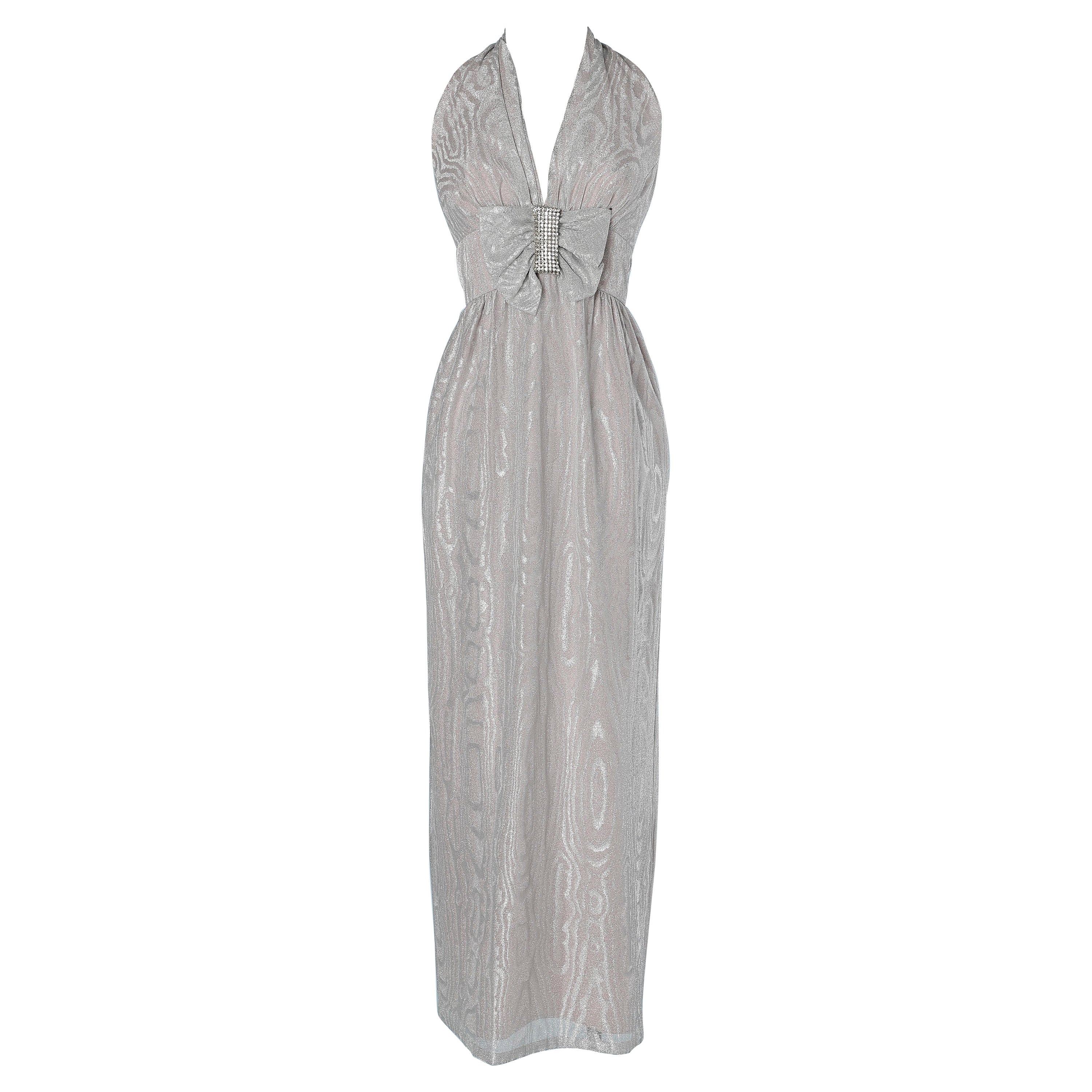 Abendkleid aus silbernem Lurex Moire mit Schleife und Strassbrosche Mike Benet