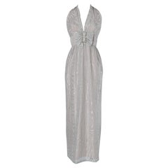 Abendkleid aus silbernem Lurex Moire mit Schleife und Strassbrosche Mike Benet