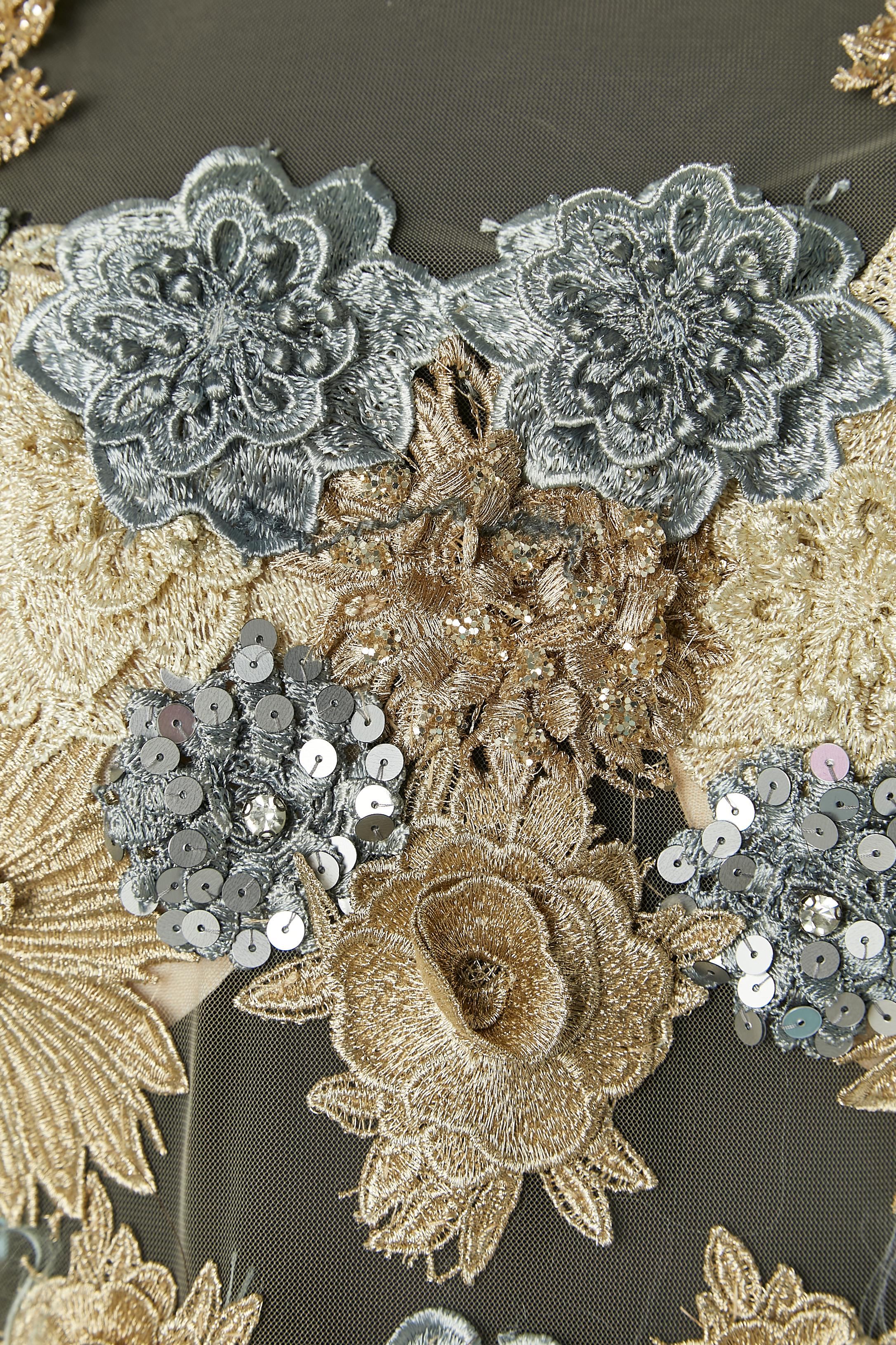 Abito da sera con ricami e frange. Composizione del tessuto: 100% poliestere. Top in tulle trasparente. Reggiseno imbottito. Ricami con glitter, paillettes e strass. Tessuto rigido sul bordo inferiore per mantenere la forma ondulata. 
Chiusura con