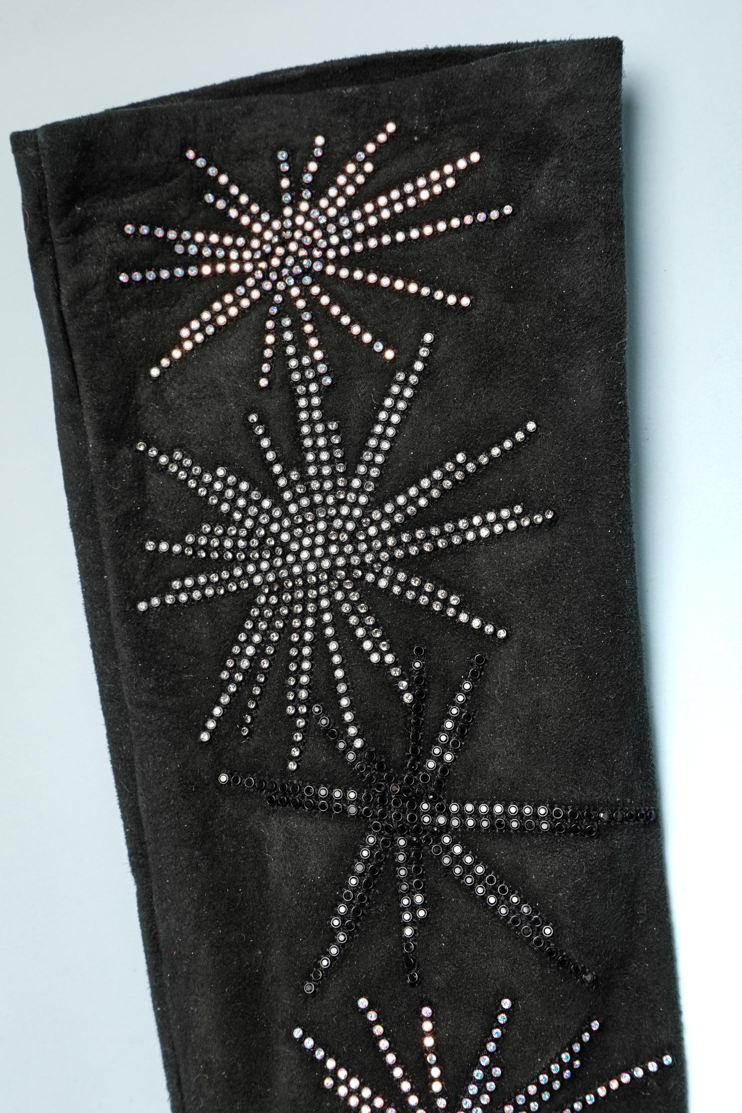 Evening gloves in black suede and rhinestone with silk lining.
One of a kind / prototype 
