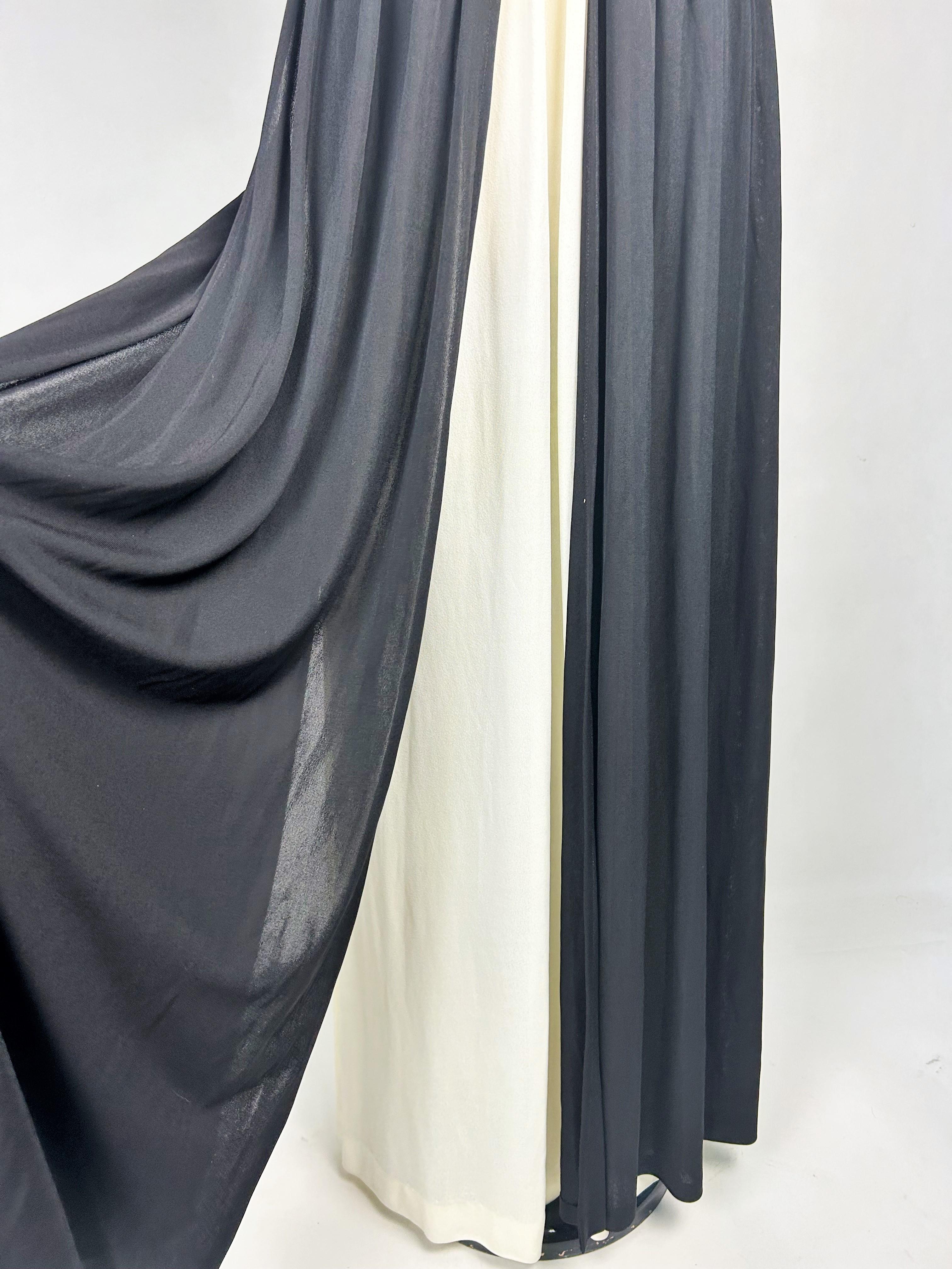 Abendkleid von Loris Azzaro aus schwarzem und weißem Seidenjersey - Paris CIRCA 1980 im Angebot 7