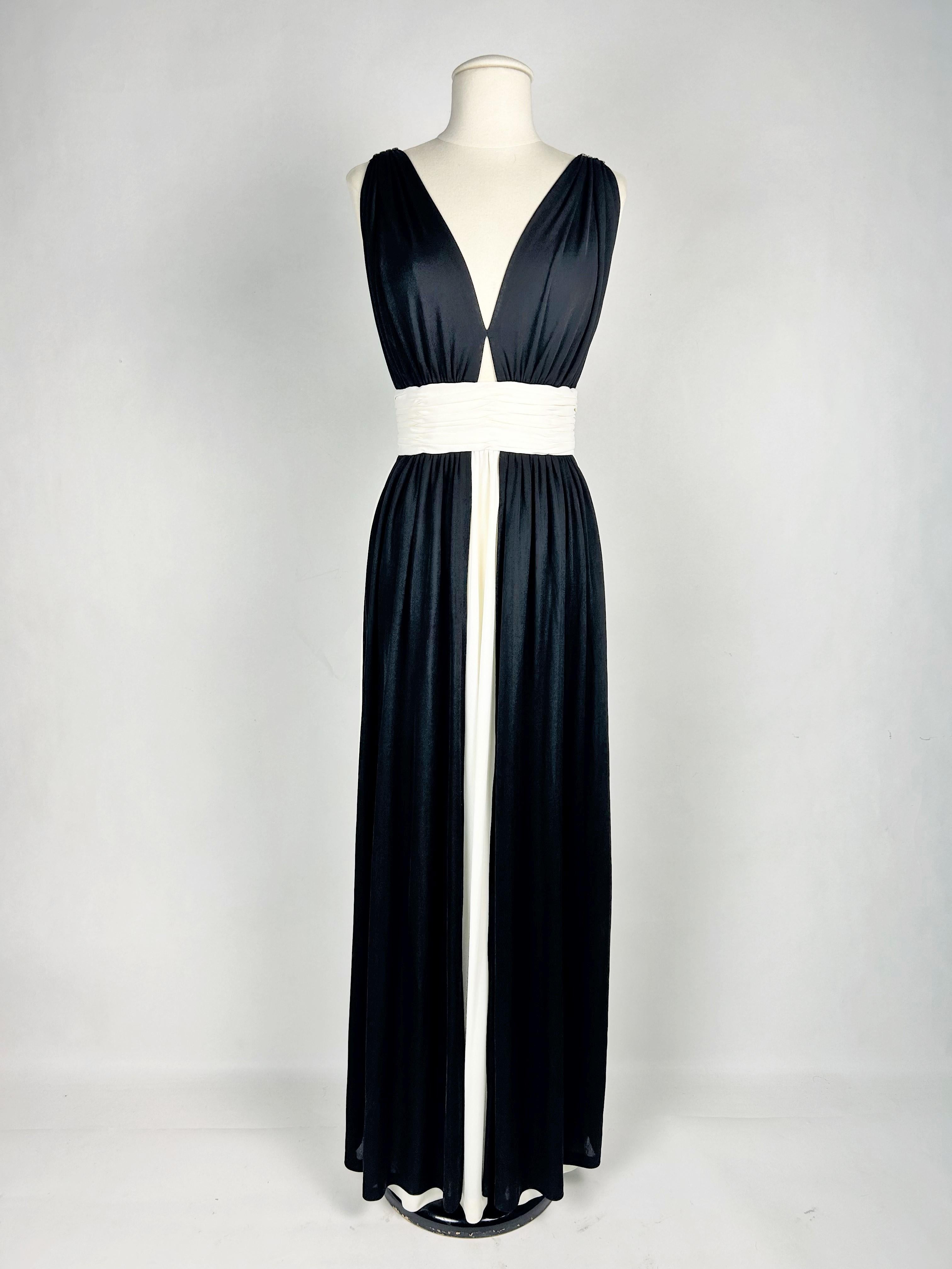 Abendkleid von Loris Azzaro aus schwarzem und weißem Seidenjersey - Paris CIRCA 1980 (Schwarz) im Angebot