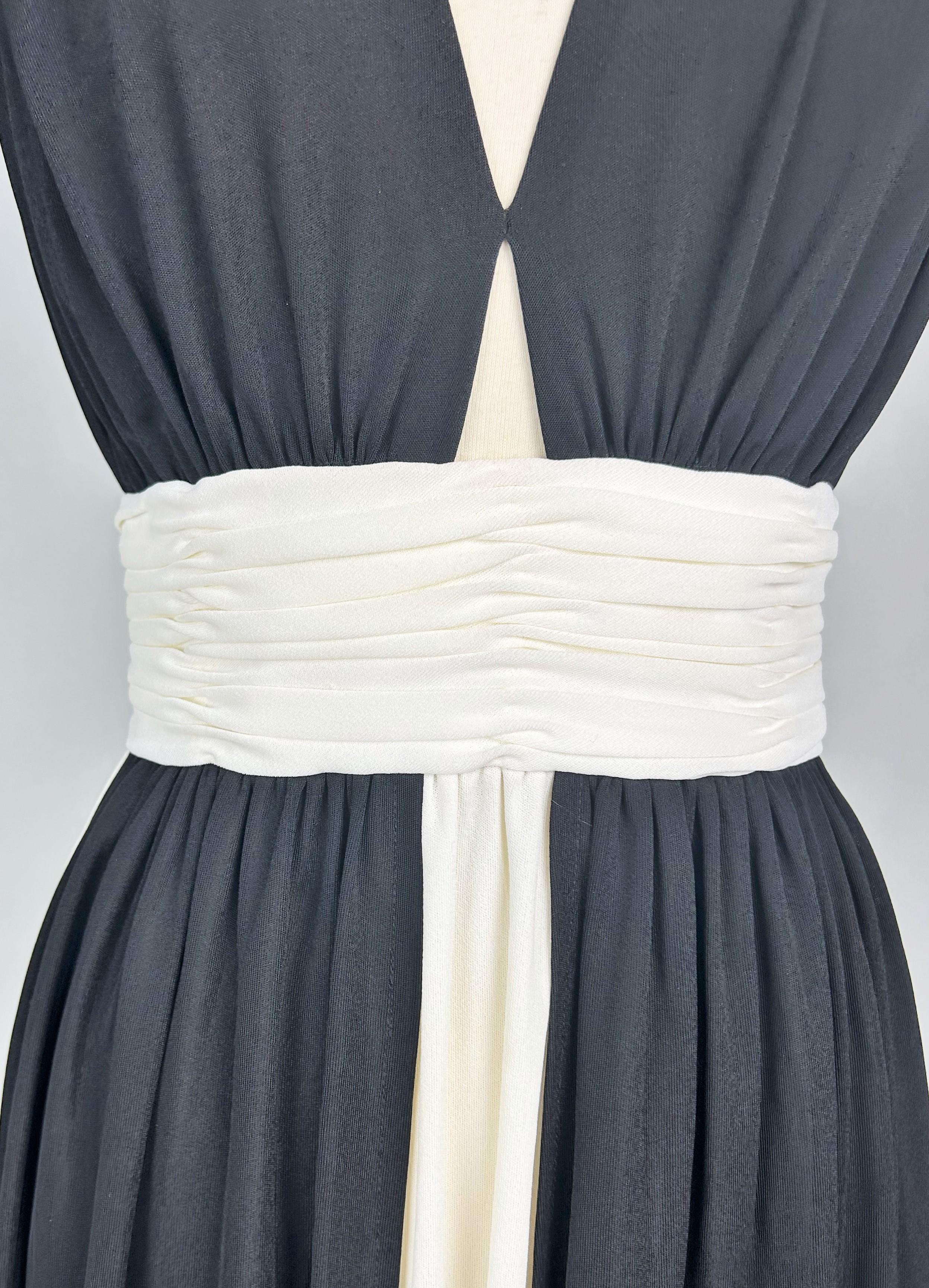 Abendkleid von Loris Azzaro aus schwarzem und weißem Seidenjersey - Paris CIRCA 1980 im Angebot 1