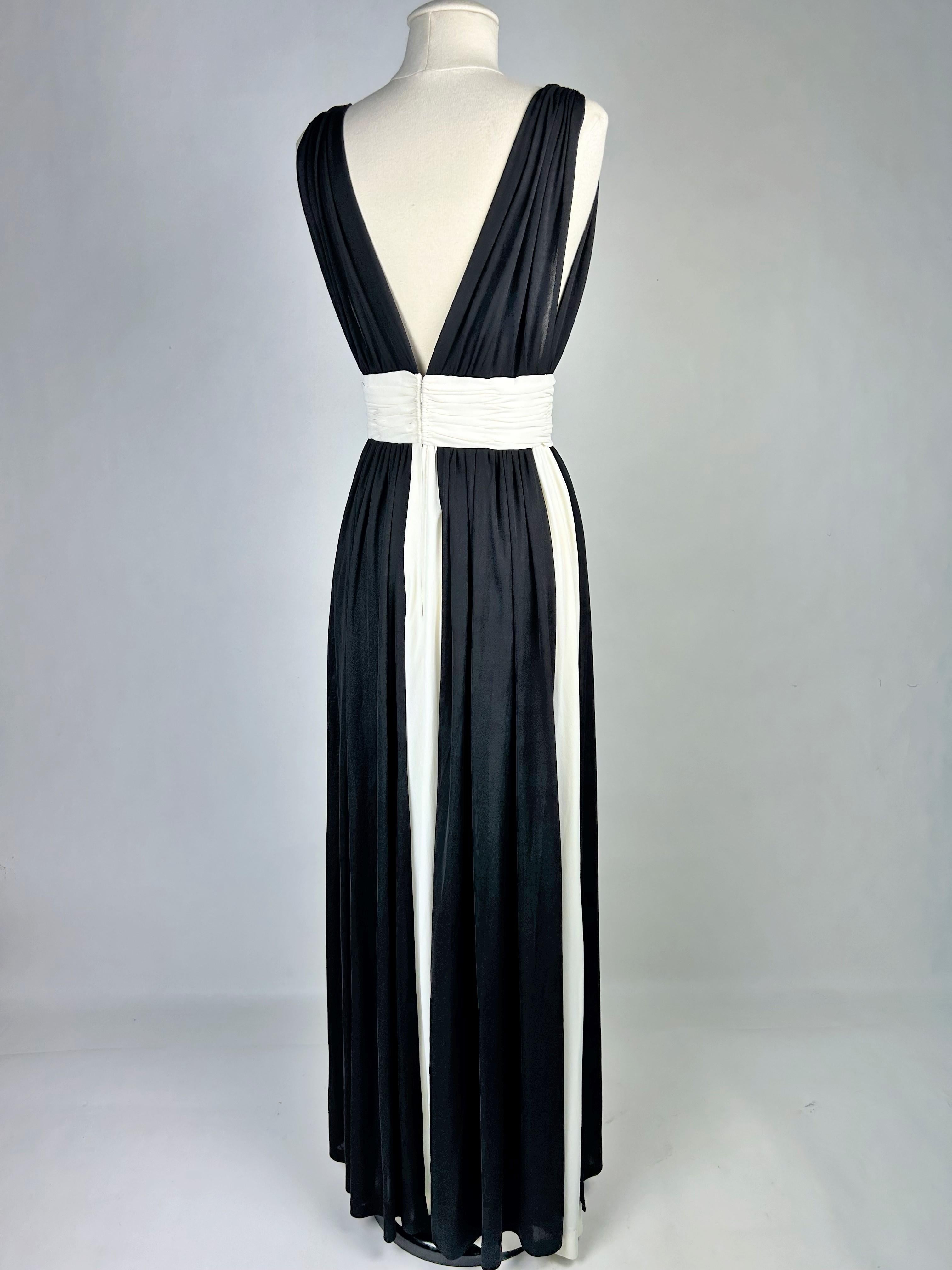 Abendkleid von Loris Azzaro aus schwarzem und weißem Seidenjersey - Paris CIRCA 1980 im Angebot 4