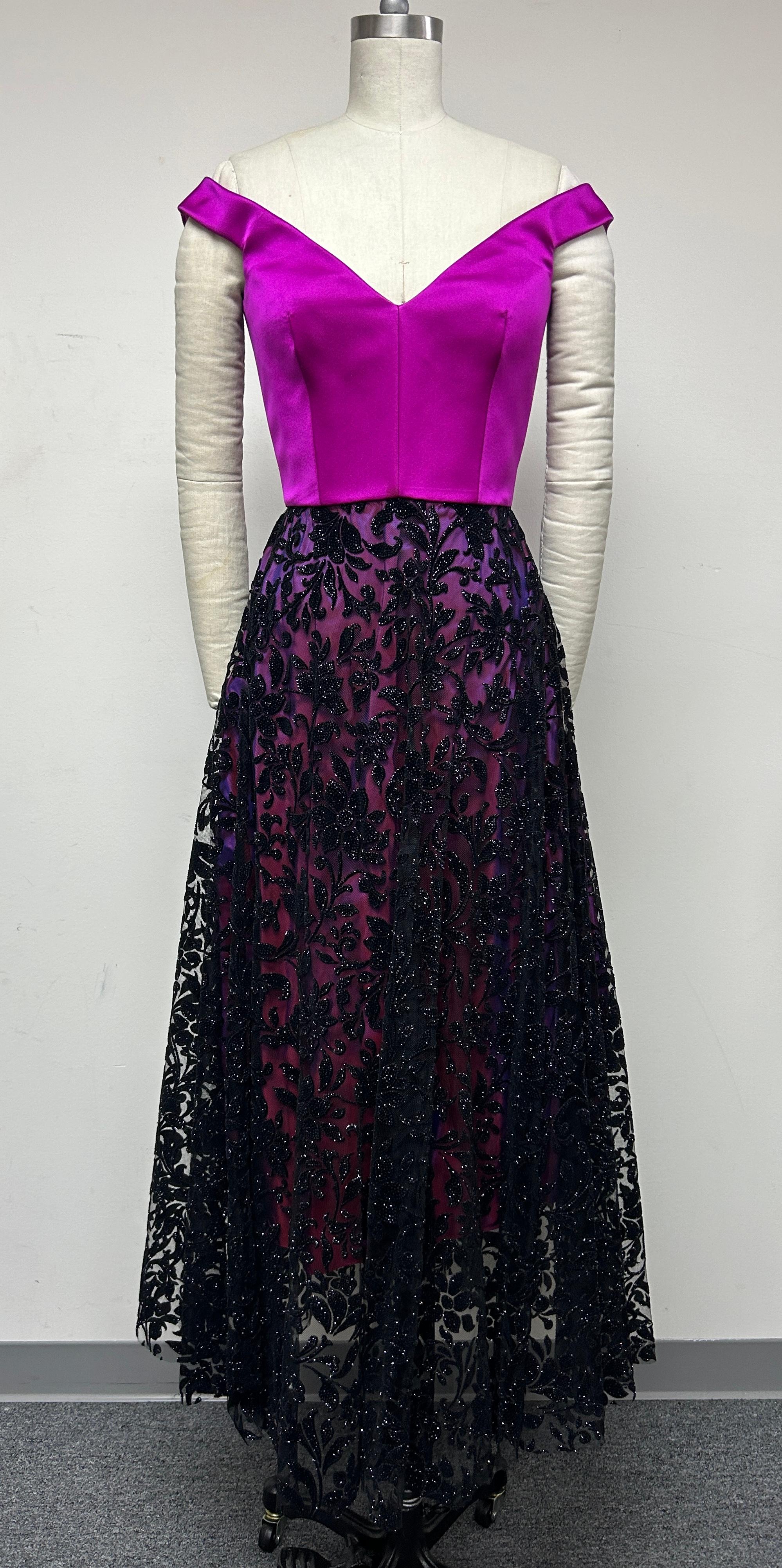 Faites une entrée remarquée dans le spectaculaire  robe longue. Corsage de satin fuchsia en satin double face Taroni  avec une encolure en V et un décolleté en forme d'épaules. Le corsage est doté d'un bustier qui maintient le tout en place et