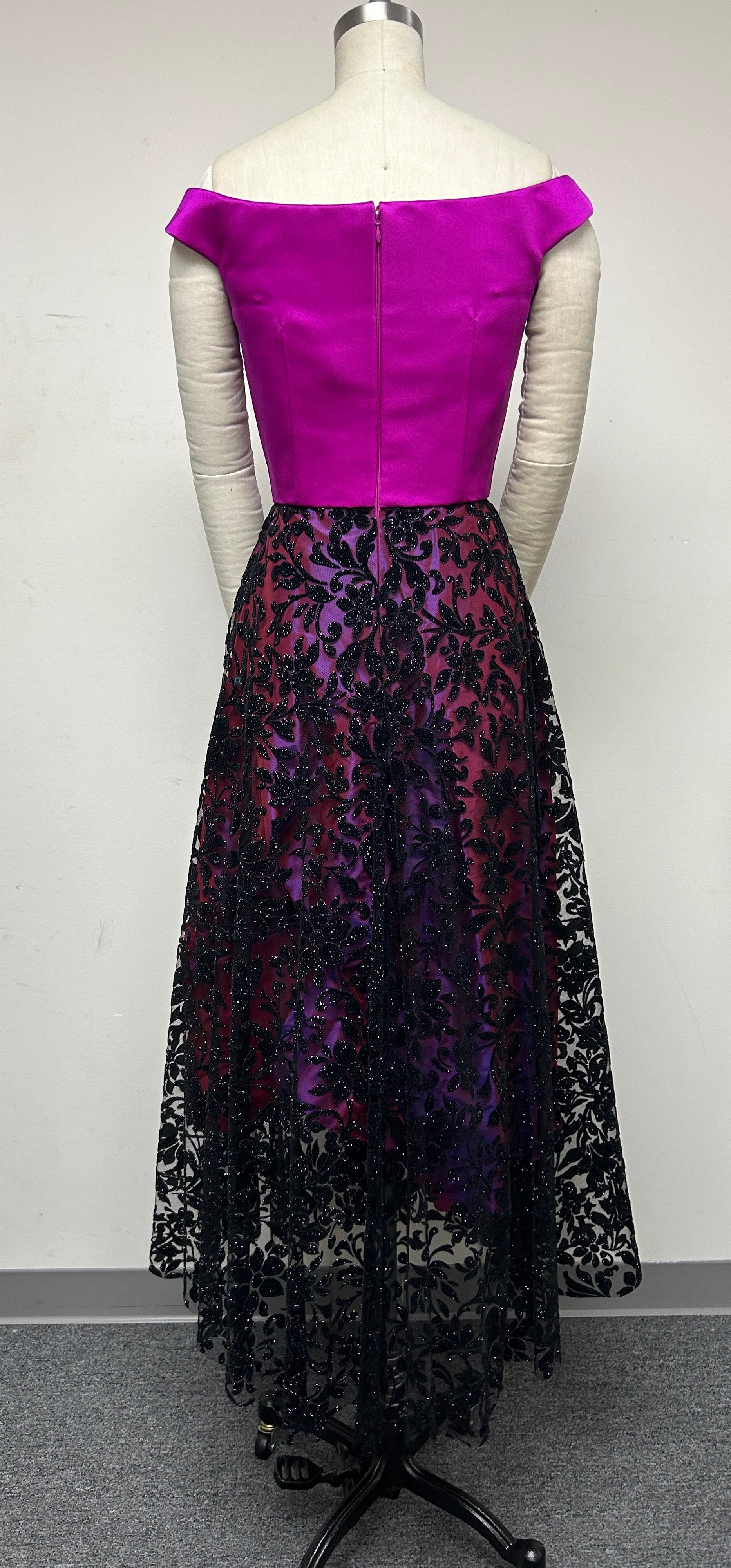 Noir Corsage portrait en satin fuchsia et jupe complète ornée de velours noir en vente