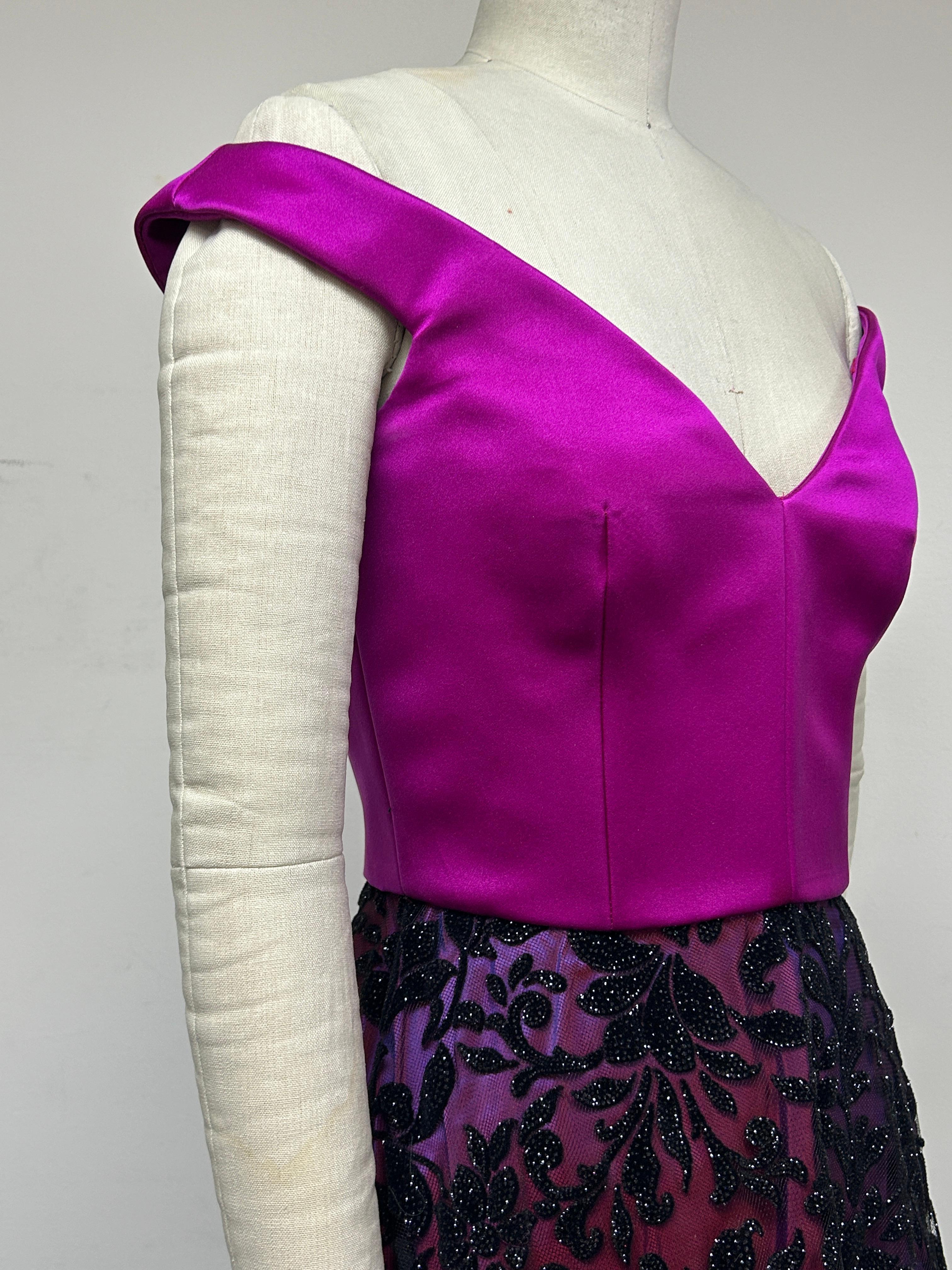 Corsage portrait en satin fuchsia et jupe complète ornée de velours noir Excellent état - En vente à Los Angeles, CA