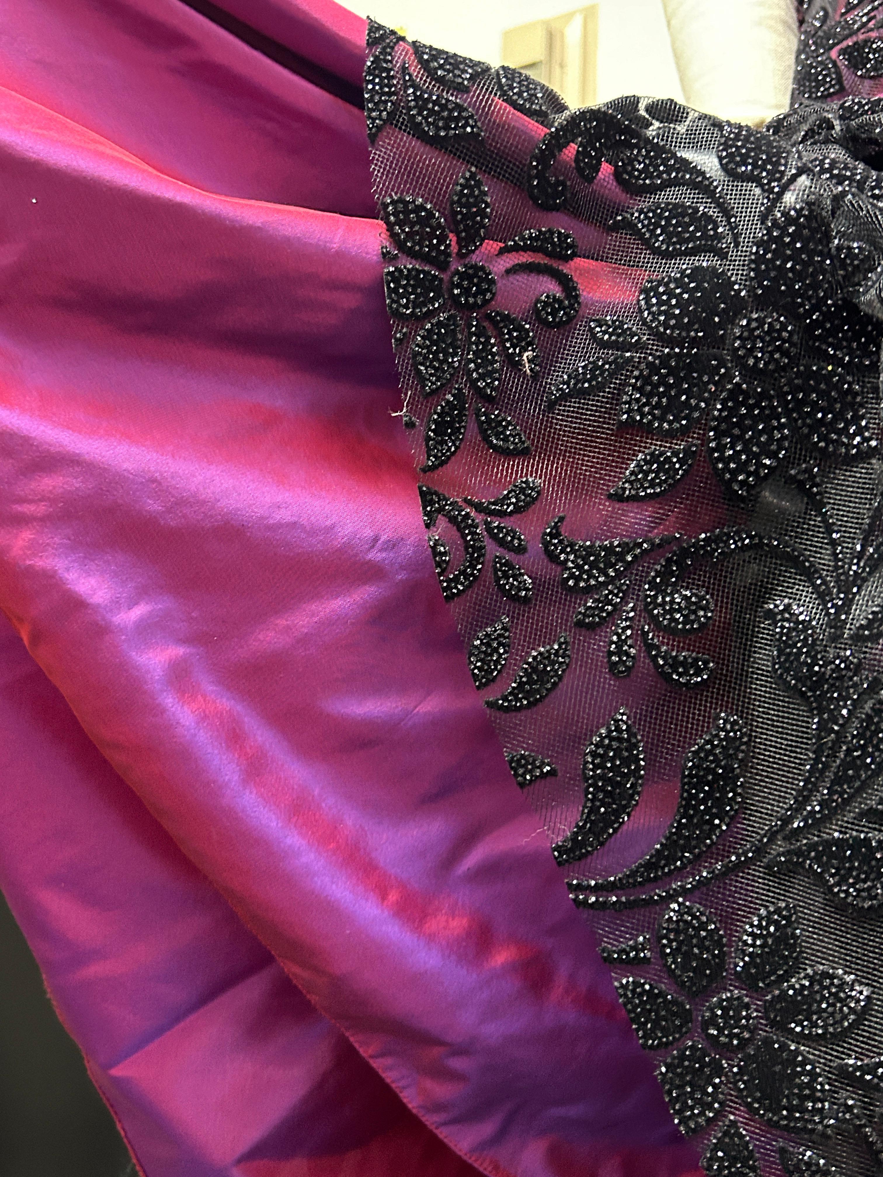 Corsage portrait en satin fuchsia et jupe complète ornée de velours noir Pour femmes en vente
