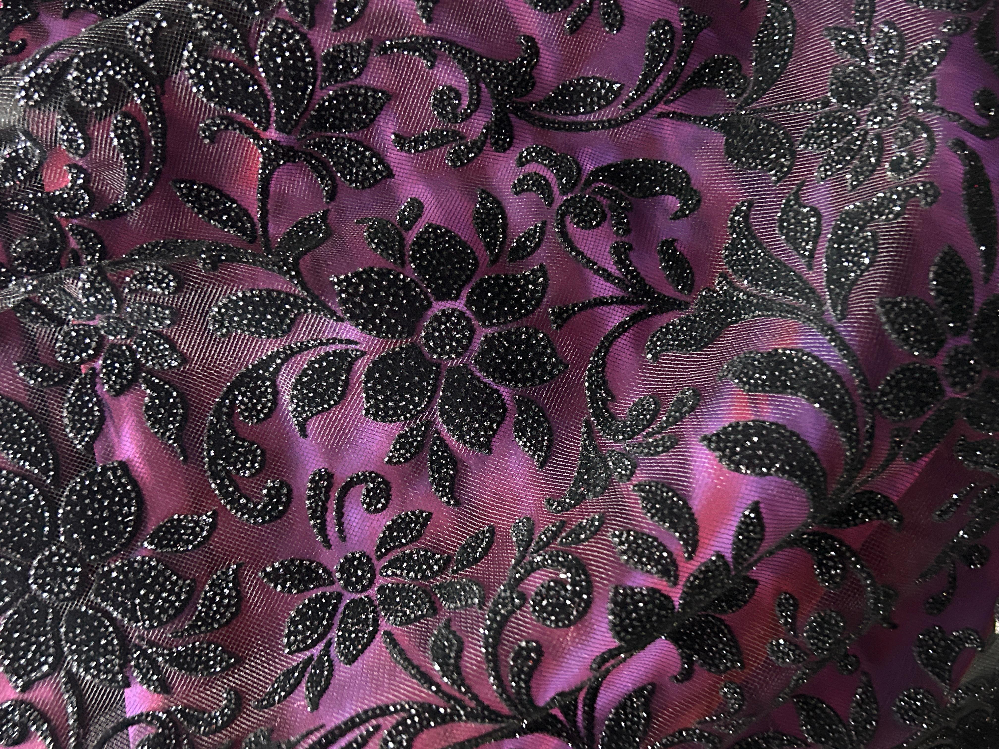 Corsage portrait en satin fuchsia et jupe complète ornée de velours noir en vente 1
