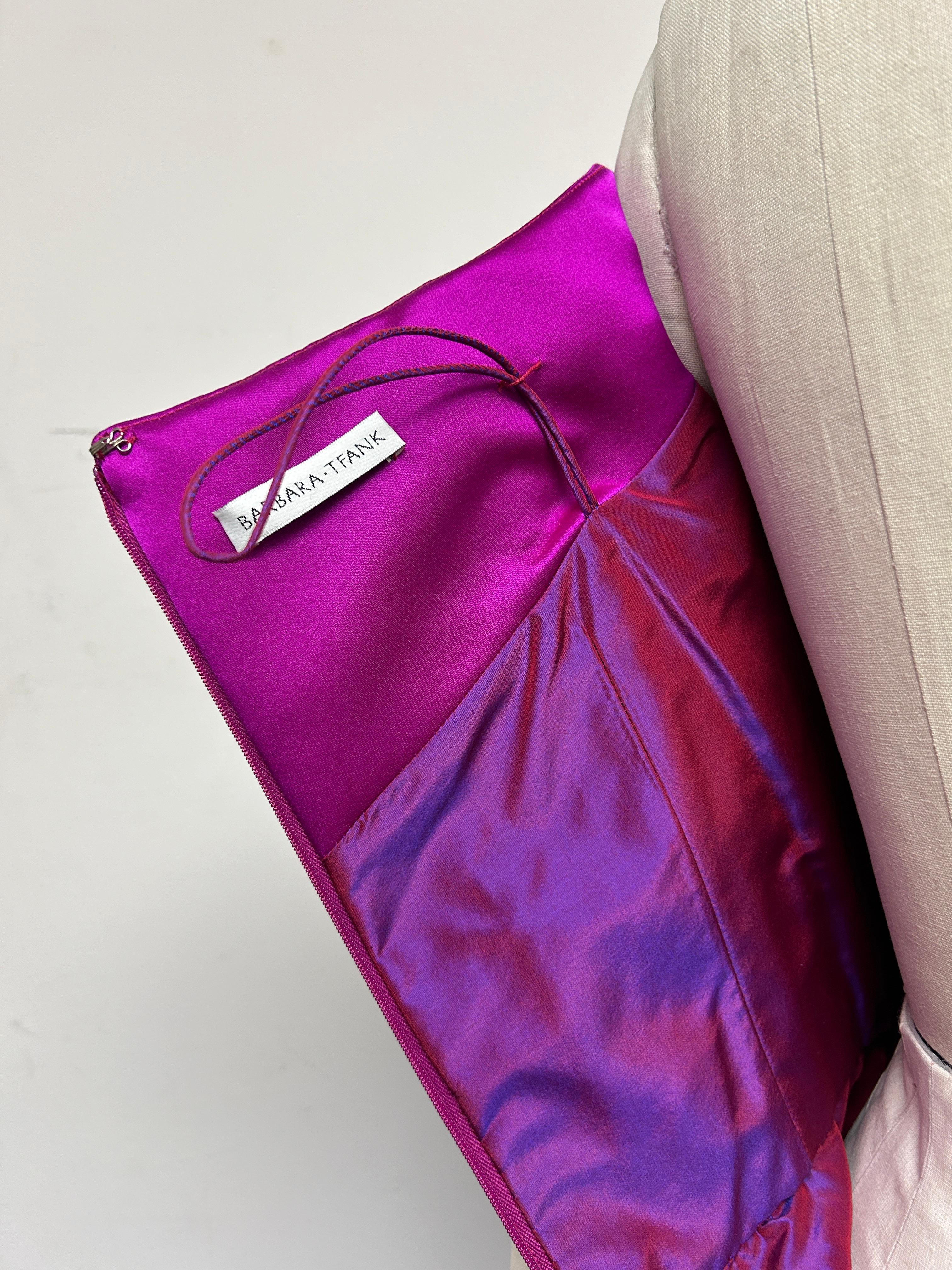 Corsage portrait en satin fuchsia et jupe complète ornée de velours noir en vente 2