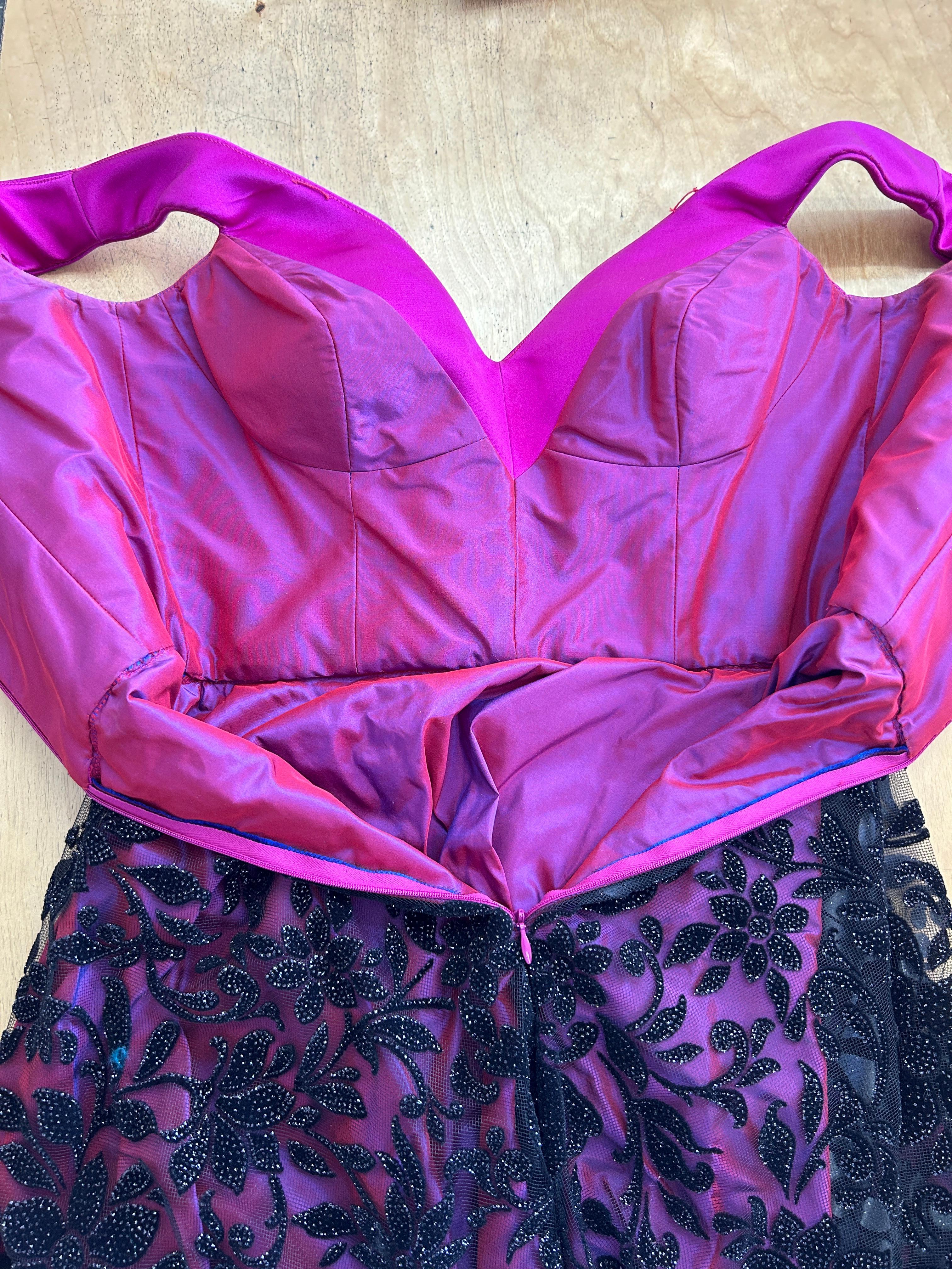 Corsage portrait en satin fuchsia et jupe complète ornée de velours noir en vente 3