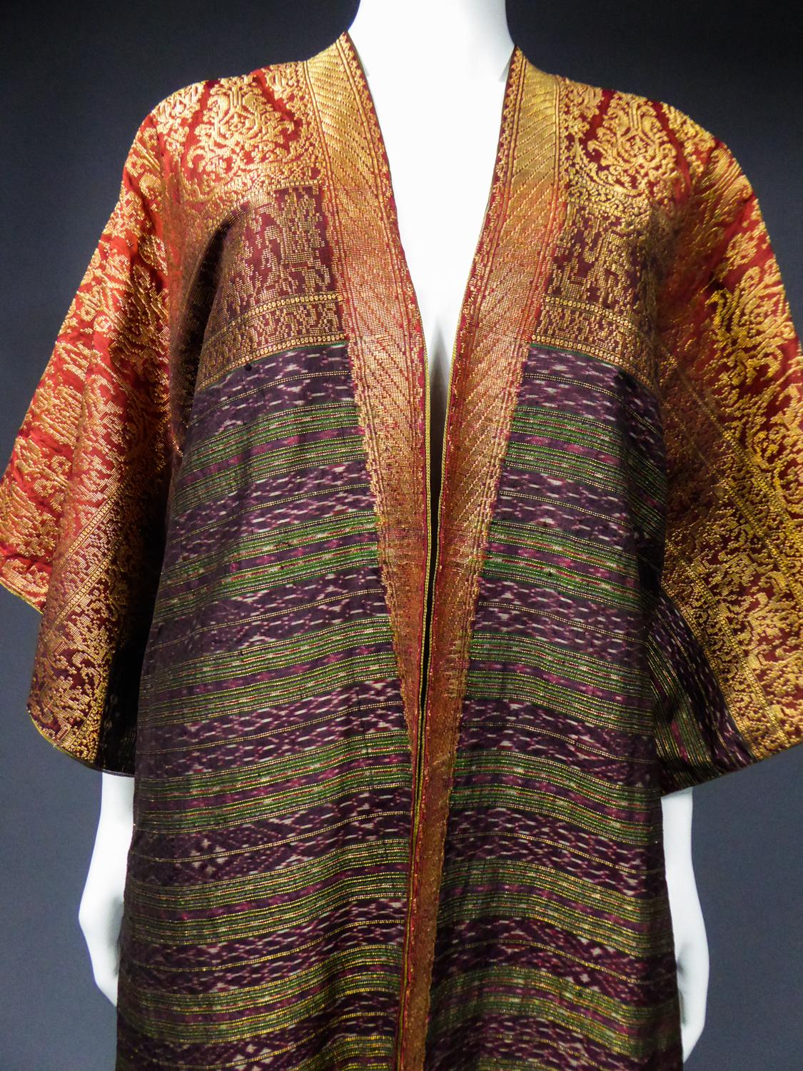 Evening Kaftan Kimono in gold silk Antique Asian Brocade Ikat Circa 1960 In Excellent Condition In Toulon, FR