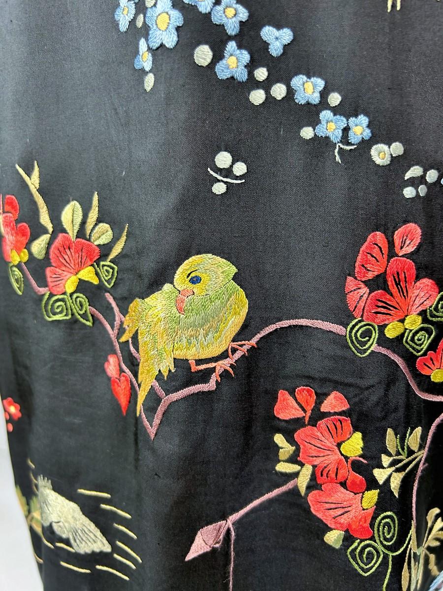 Evening kimono in taffeta embroidered with chinoiseries - France Circa 1920 For Sale 6