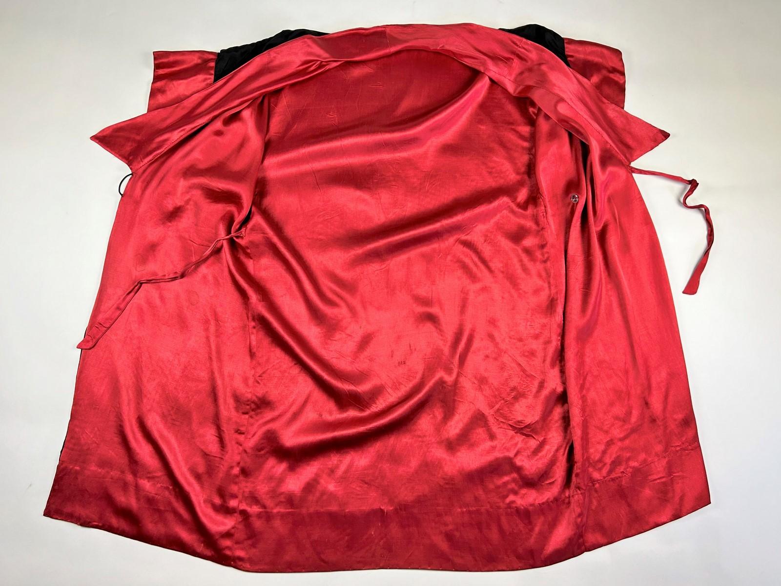 Evening kimono in taffeta embroidered with chinoiseries - France Circa 1920 For Sale 7