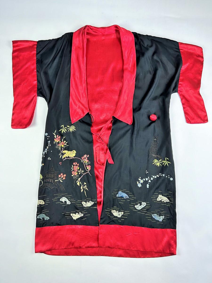 Evening kimono in taffeta embroidered with chinoiseries - France Circa 1920 For Sale 8
