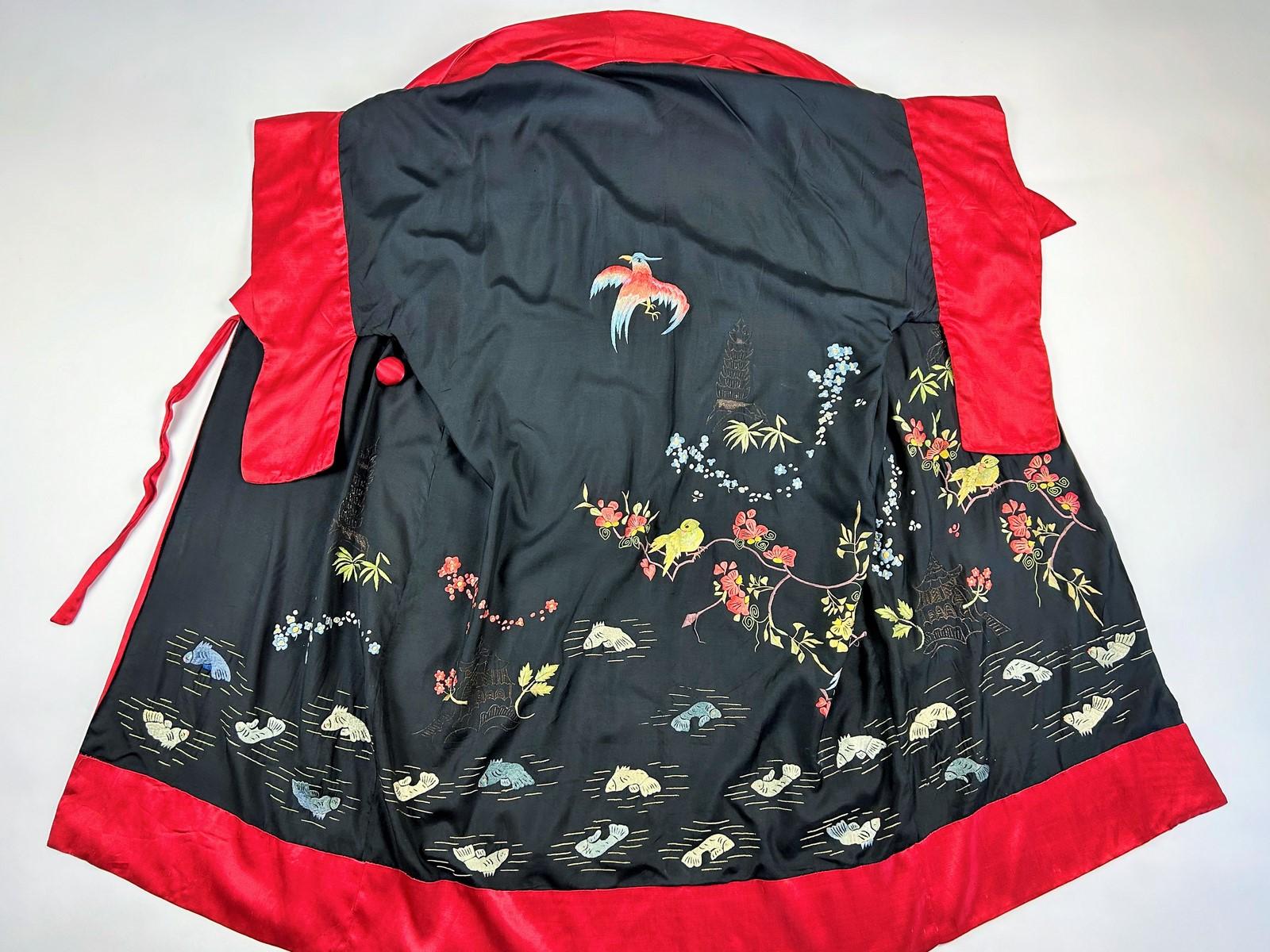 Evening kimono in taffeta embroidered with chinoiseries - France Circa 1920 For Sale 10