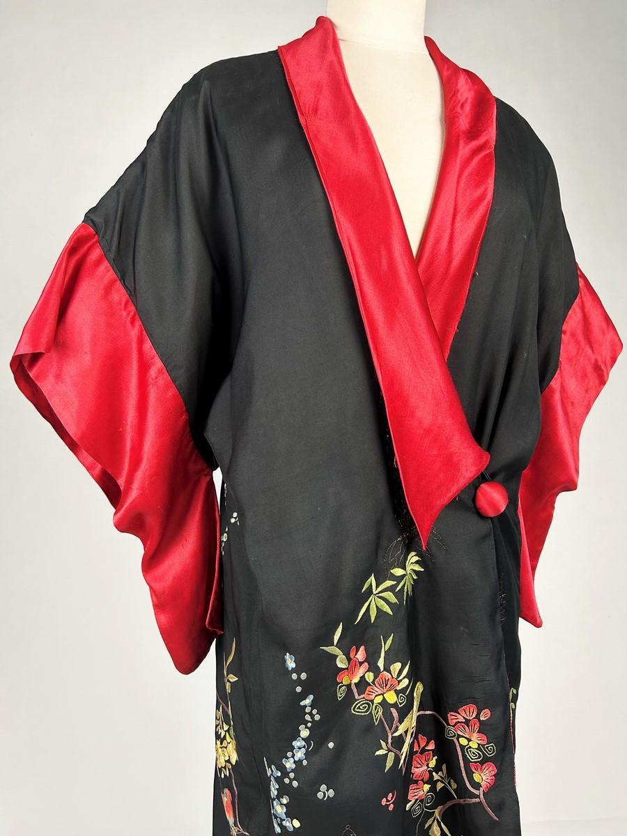 Evening kimono in taffeta embroidered with chinoiseries - France Circa 1920 In Good Condition For Sale In Toulon, FR