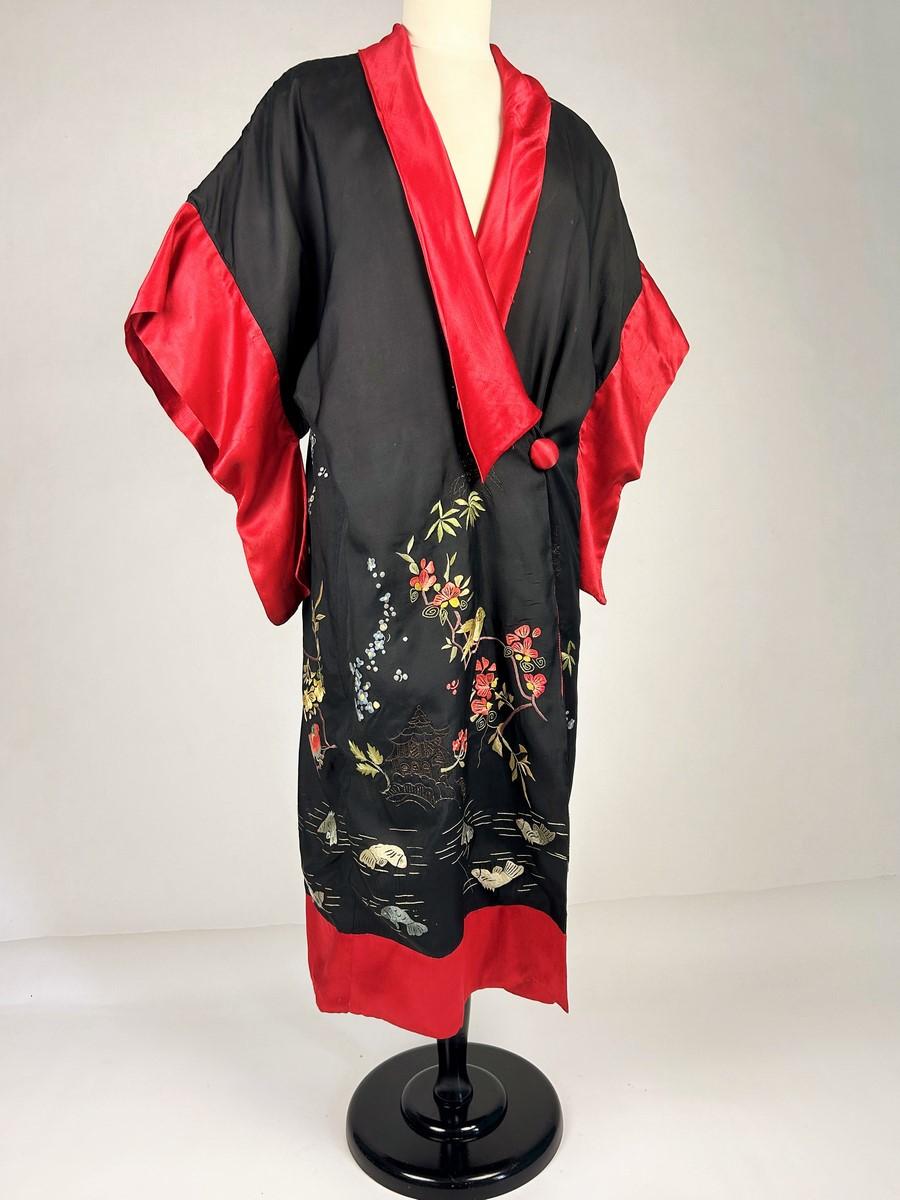 Women's or Men's Evening kimono in taffeta embroidered with chinoiseries - France Circa 1920 For Sale