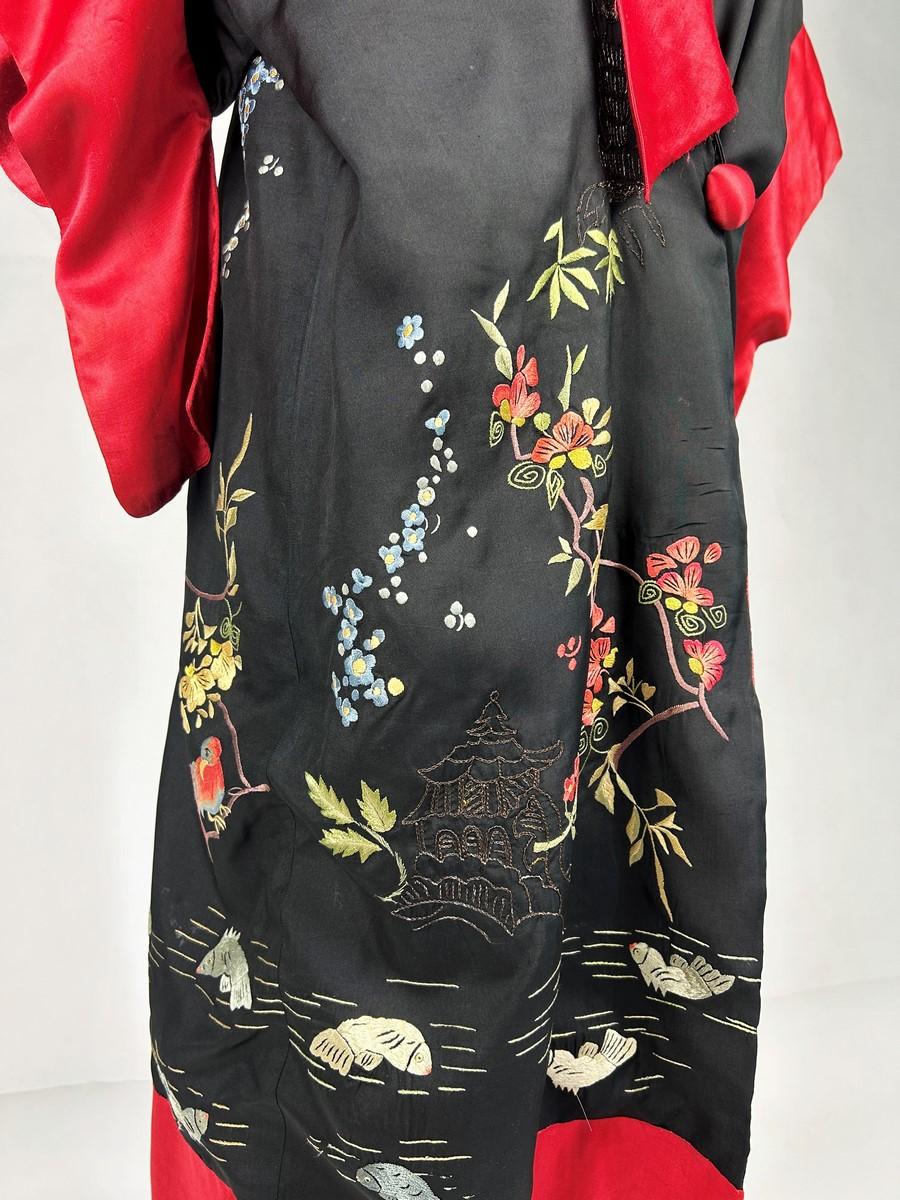 Evening kimono in taffeta embroidered with chinoiseries - France Circa 1920 For Sale 1