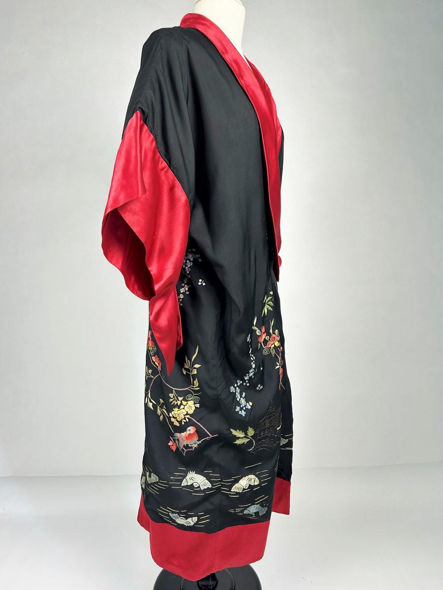 Evening kimono in taffeta embroidered with chinoiseries - France Circa 1920 For Sale 2