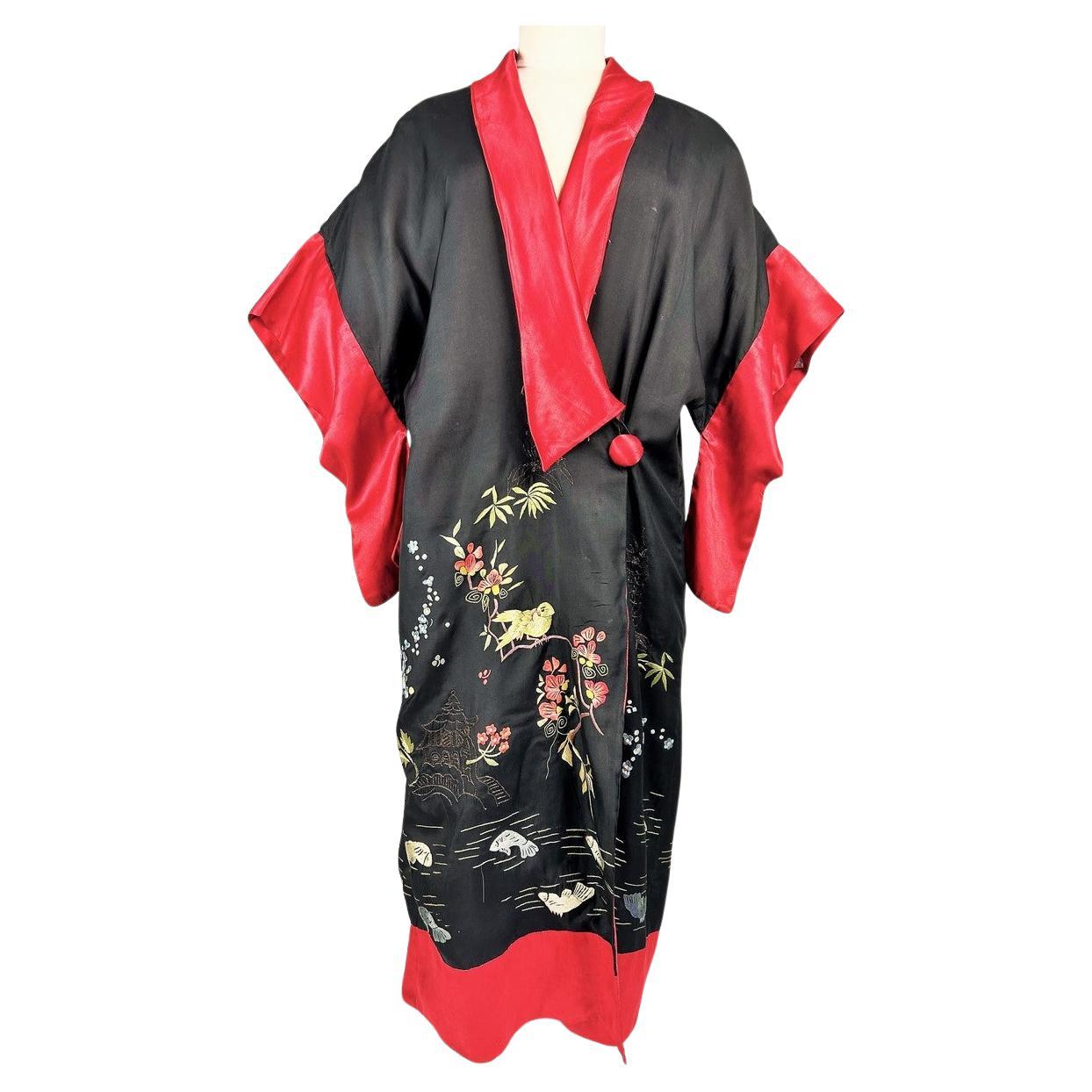 Evening kimono in taffeta embroidered with chinoiseries - France Circa 1920 For Sale