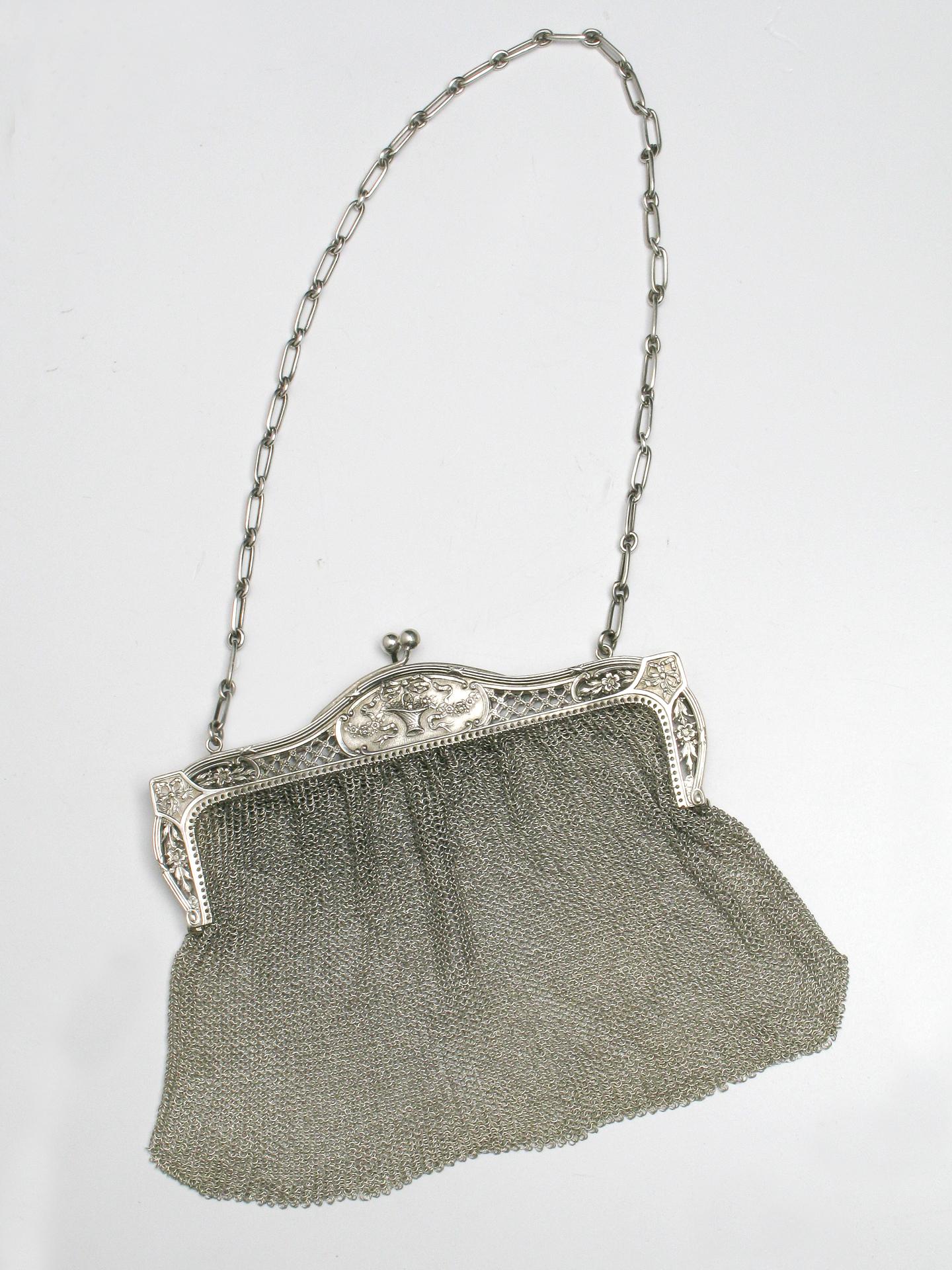 G/409 - A very antique beautiful perfect little bag in silver mesh for your evenings.
It's so elegant!  Beautiful to admire or for a woman You love.