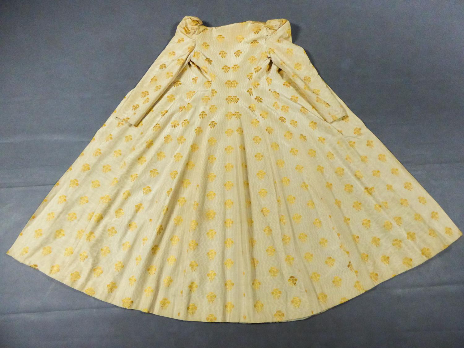 Evening or Interior Coat in Yellow Façonné Silk Moire Circa 1935 (Beige)
