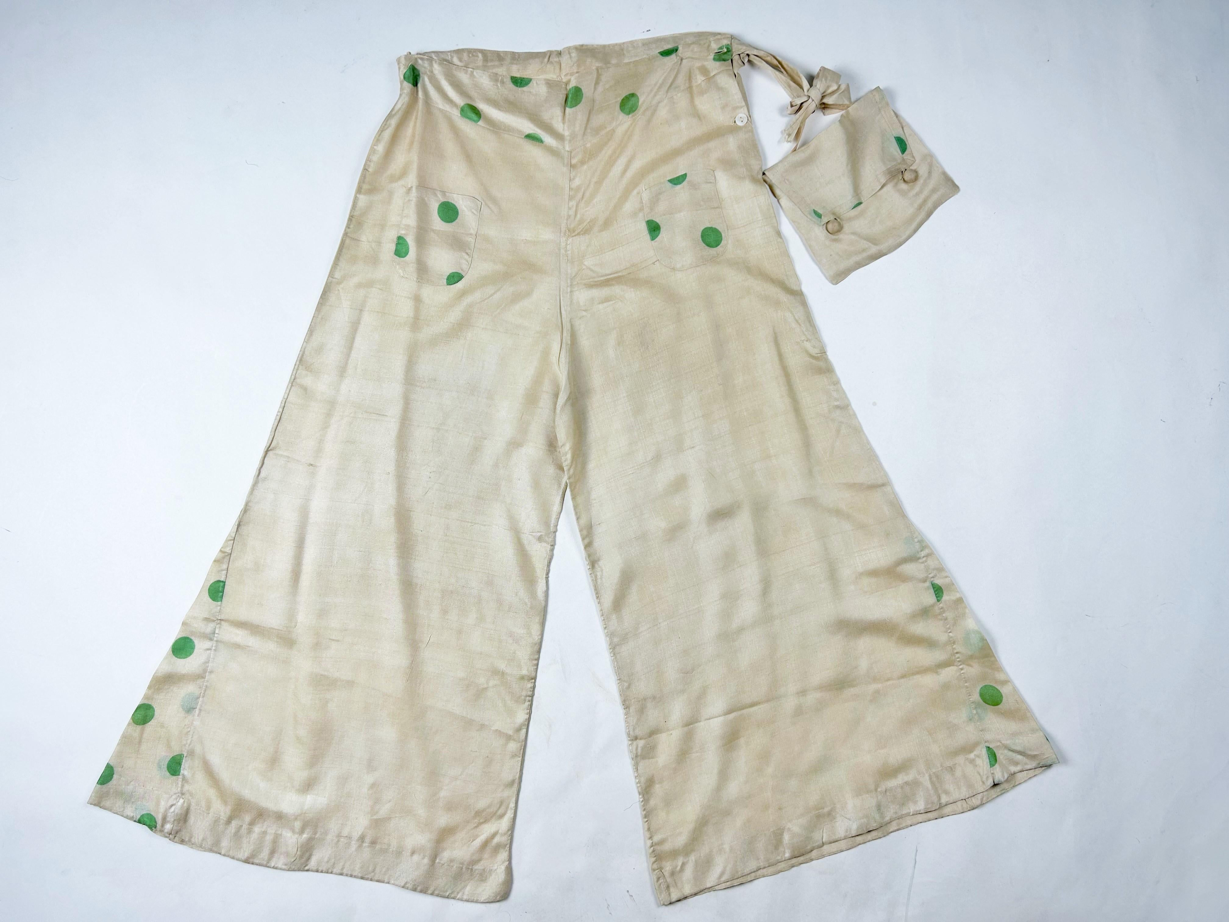 Pyjama du soir en soie imprimée à pois verts - France Circa 1930 en vente 5