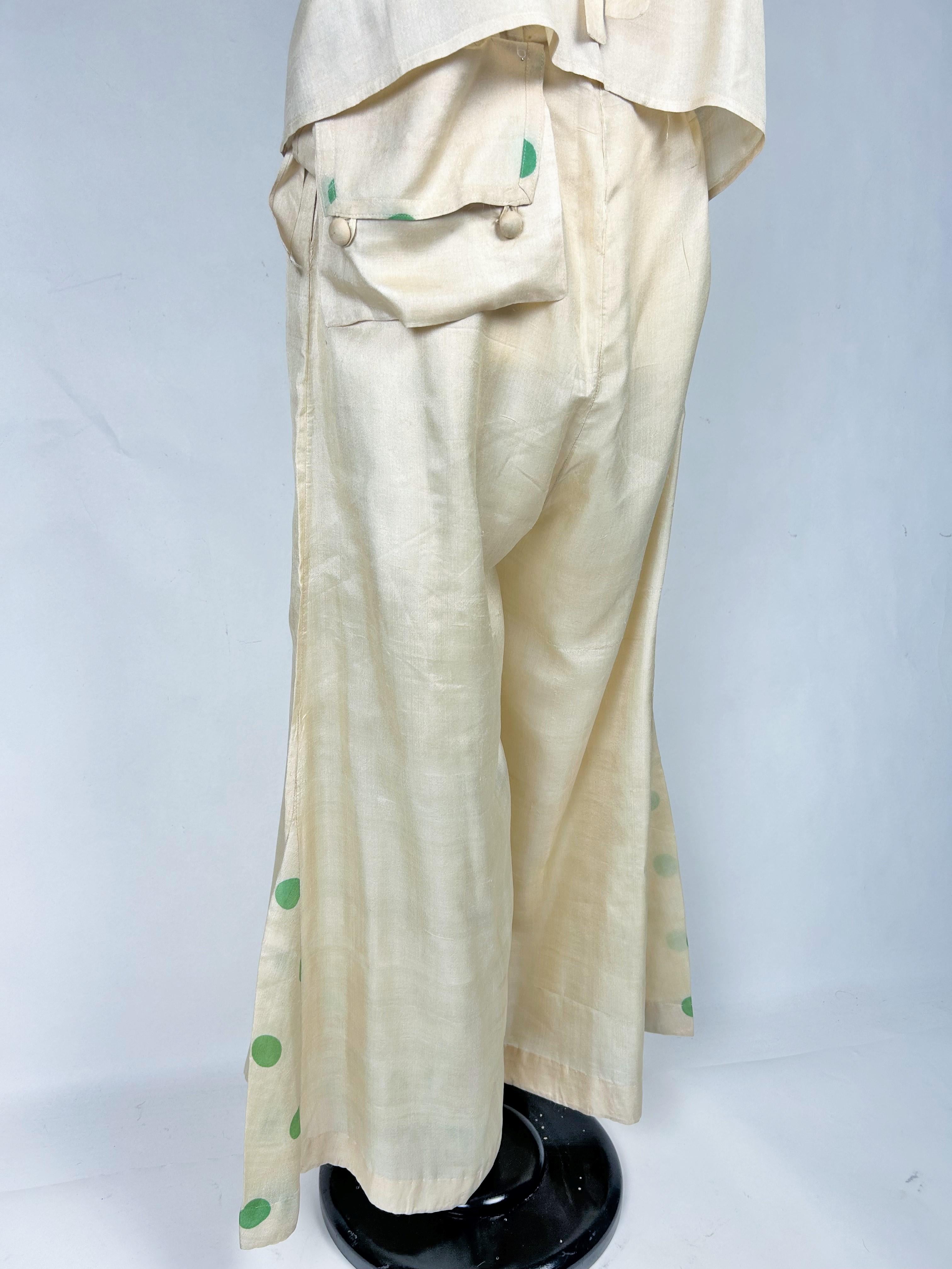 Beige Pyjama du soir en soie imprimée à pois verts - France Circa 1930 en vente