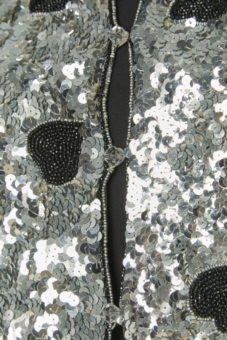 Chaqueta de noche de lentejuelas plateadas y corazón de cuentas de borde a borde Loris Azzaro en Excelente estado para la venta en Saint-Ouen-Sur-Seine, FR