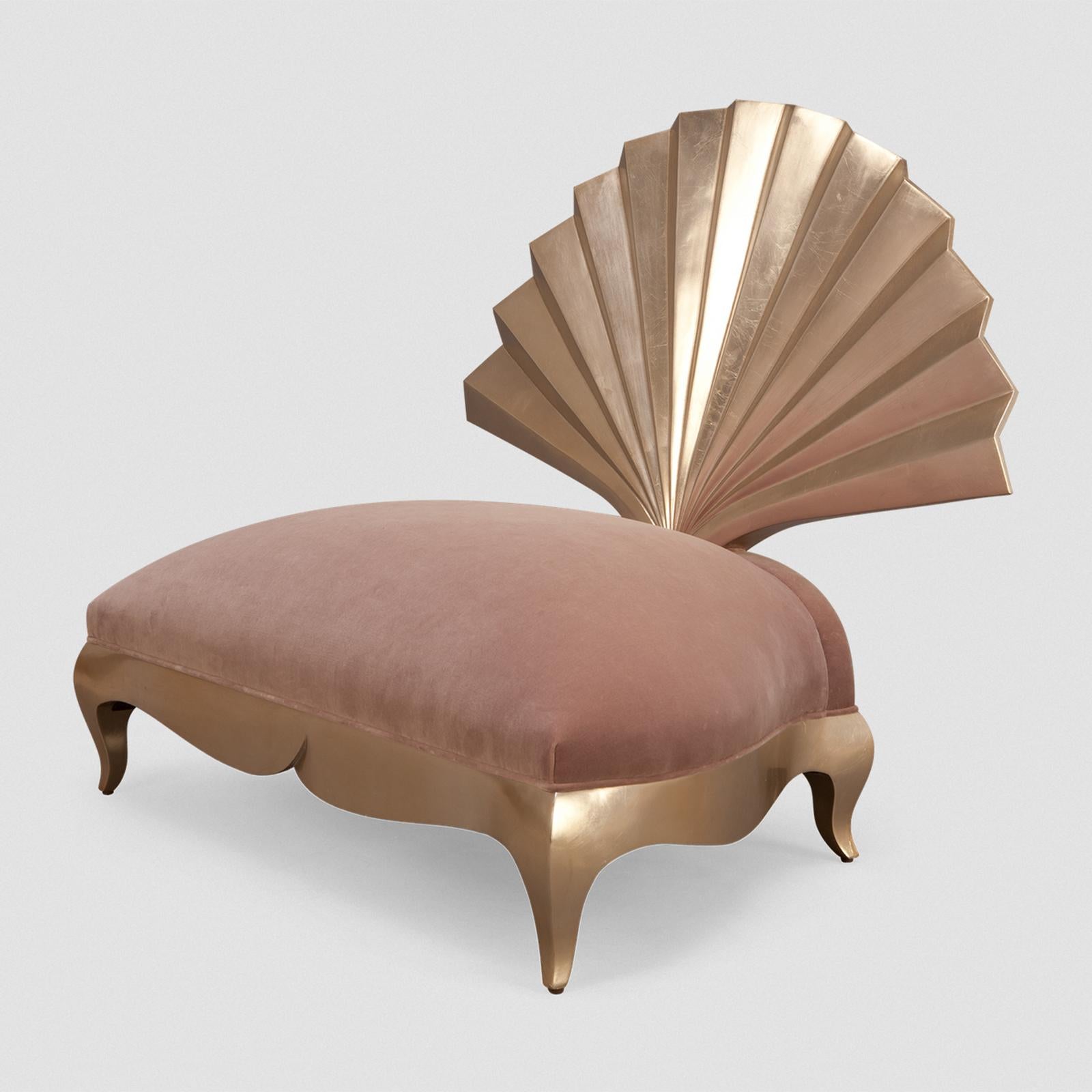 Armchair Eventail with structure in solid
mahogany wood, with hand carved back
and with structure in Gold Leaf finish hand-
painted. With upholstered seat covered
with high quality old pink velvet fabric.
Available with other fabrics on request
and