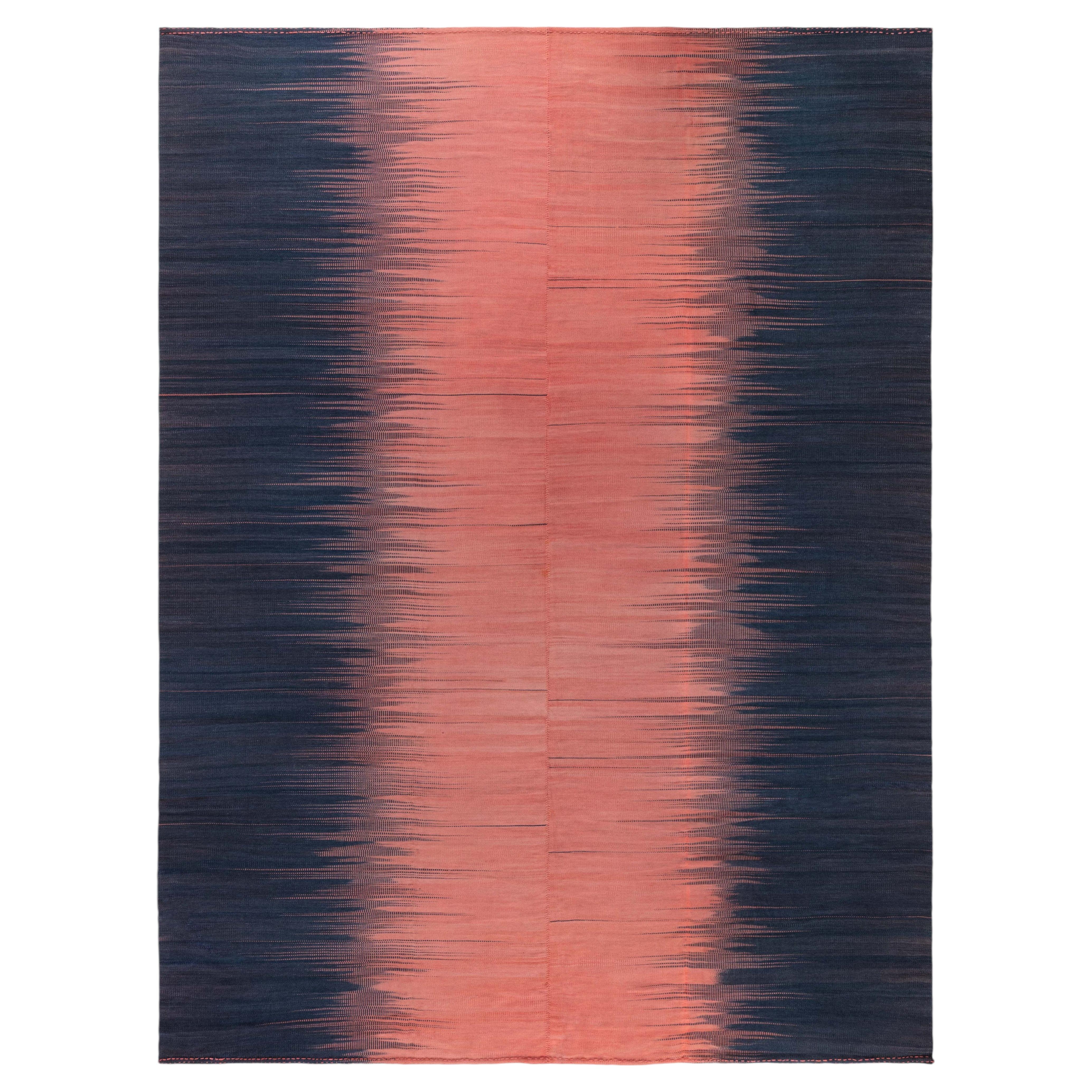 „Eventide“ – Moderner Art-Déco-Teppich in Ombré-Optik in Altrosa und Blau, flachgewebt