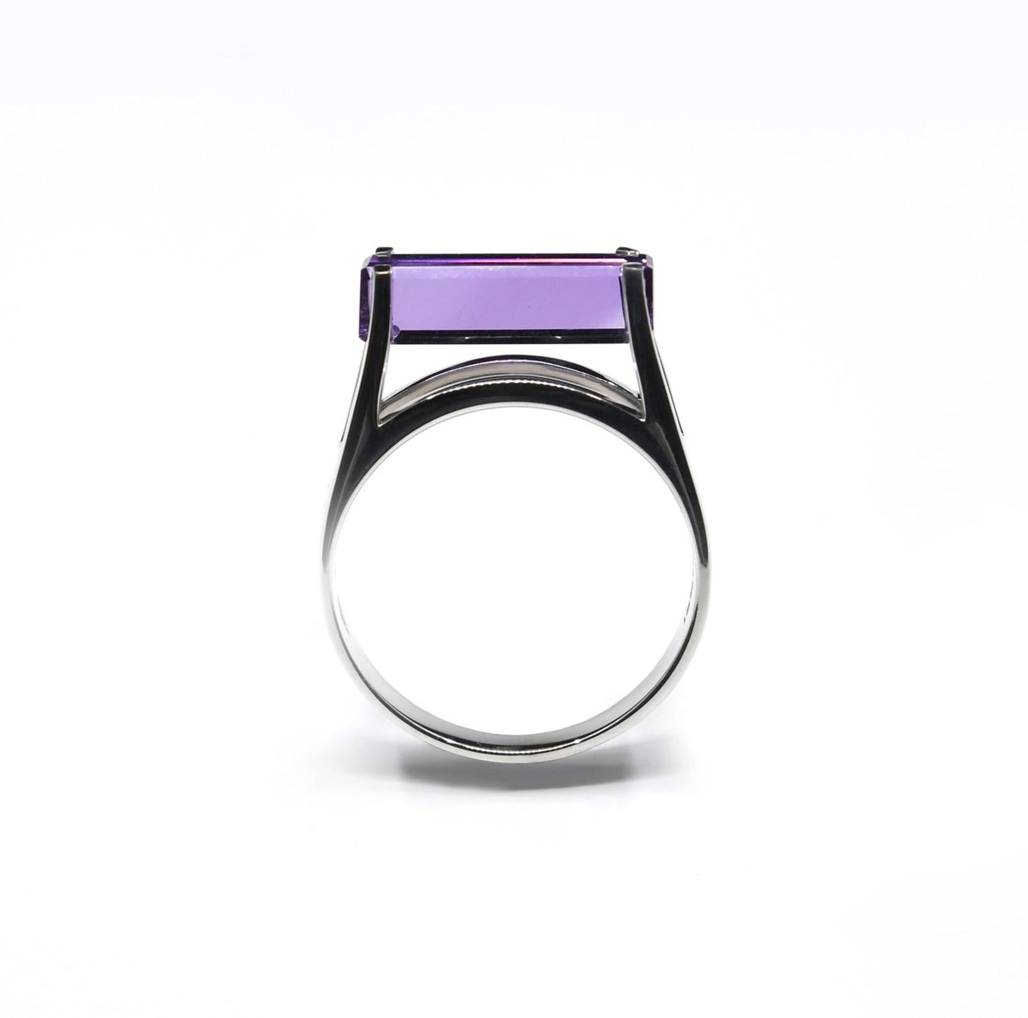 Contemporary Ever Ring with 2.75 ct Amethyst on 4.73 gr 18k White Gold For Sale