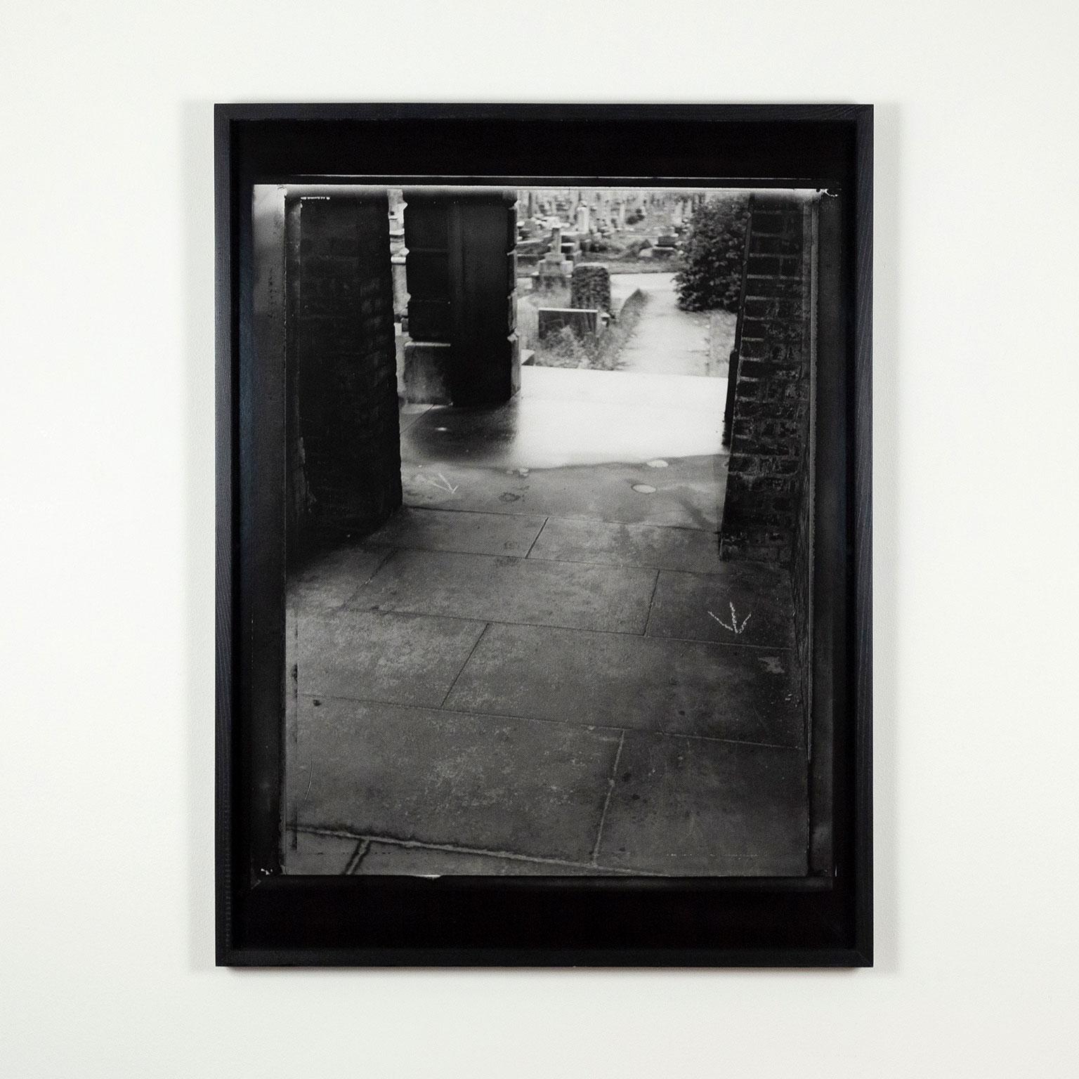 Black and White Photograph Evergon (aka Celluloso Evergonni) - Des flèches sur le sol